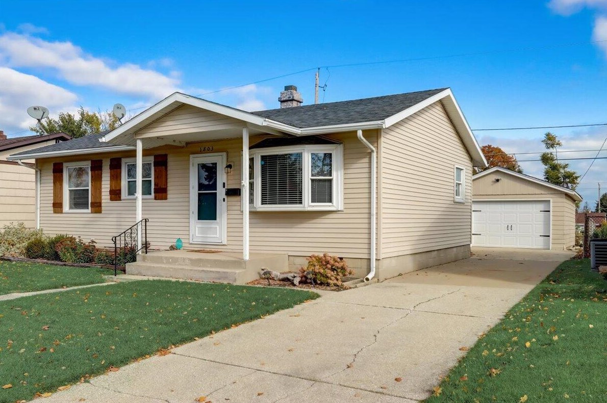 1803 Shoop St, Racine, WI 53404-2366