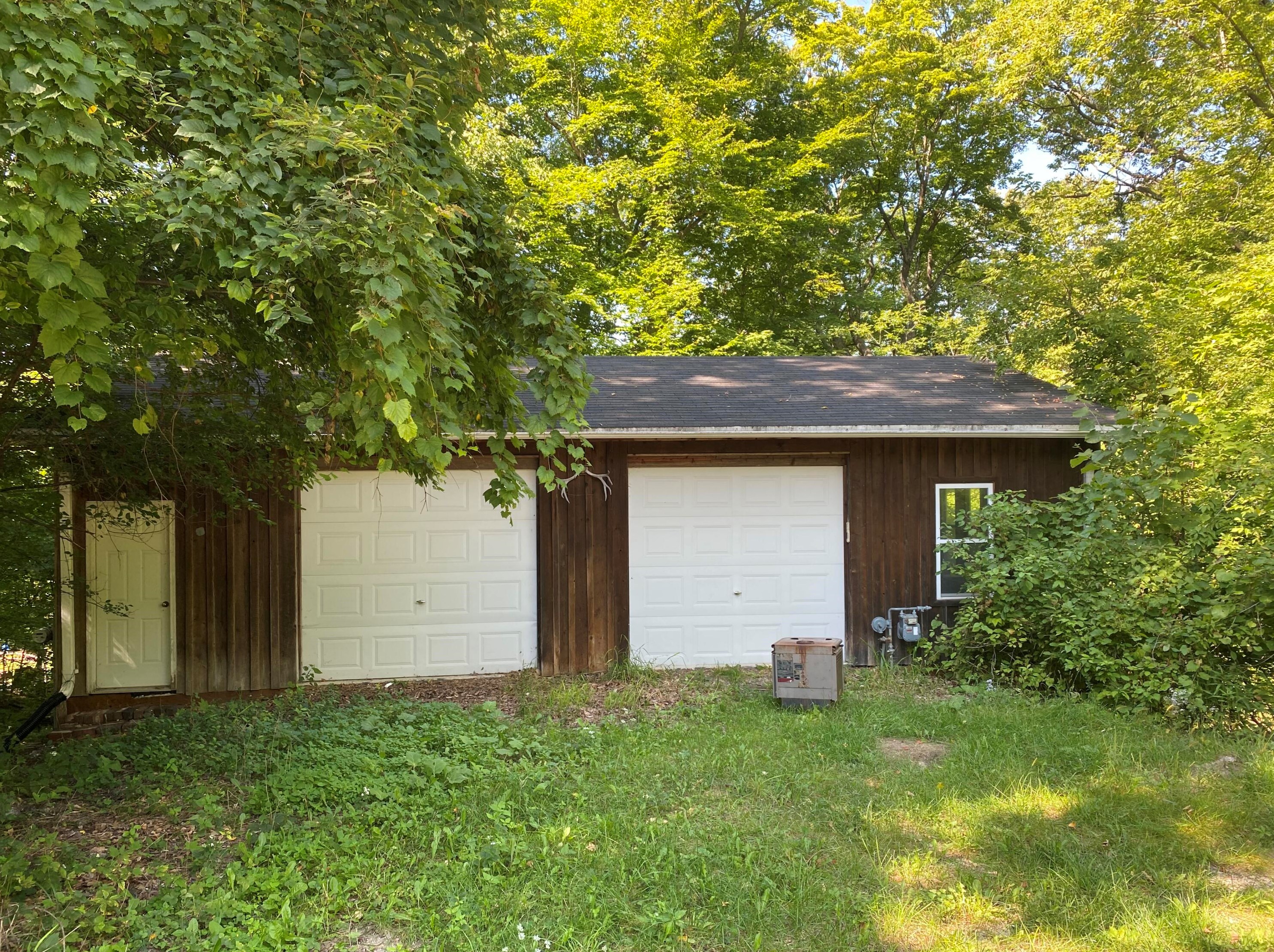 8984 Hillcrest Rd, Waubeka, WI 53021-9627