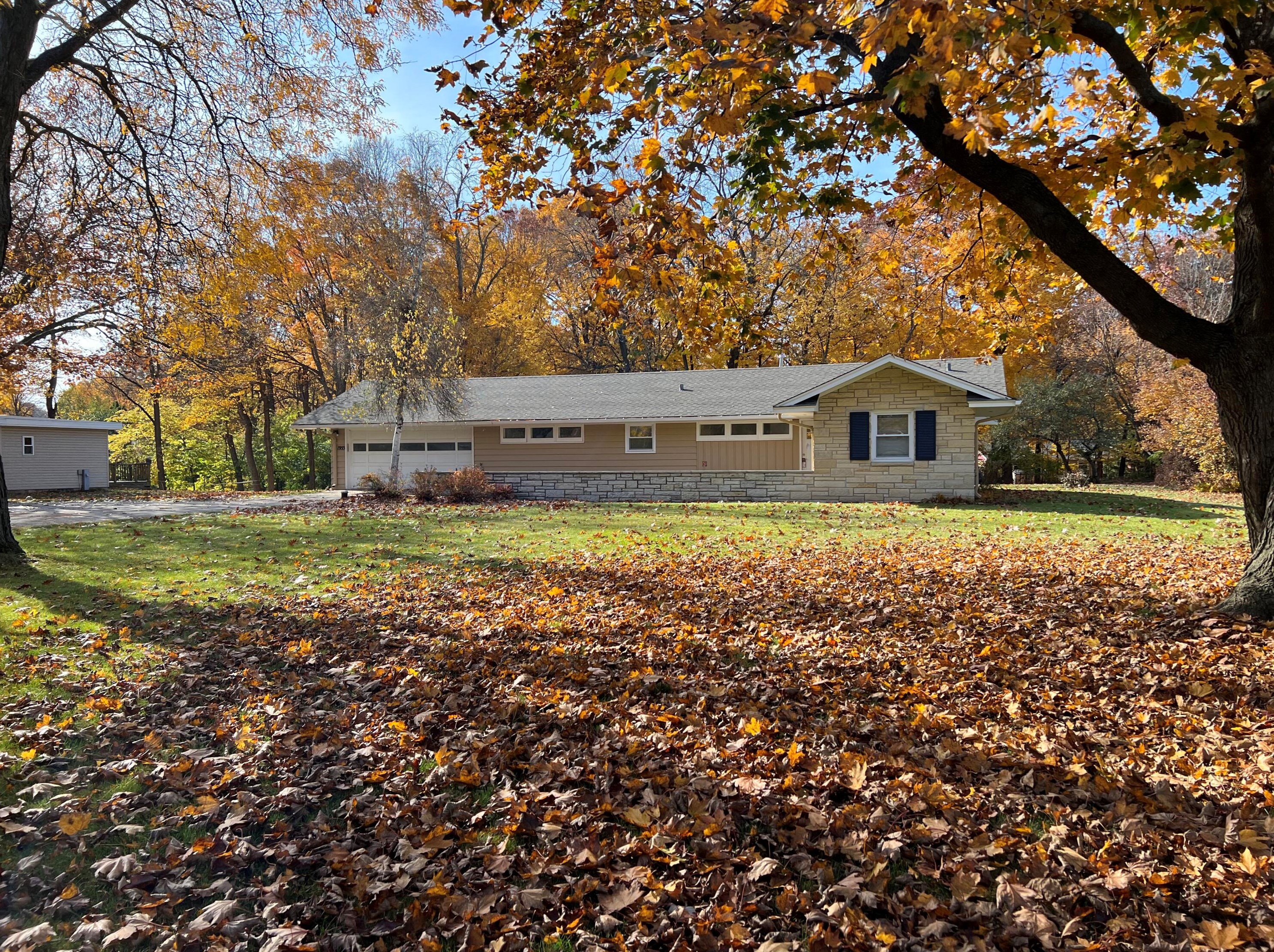 1955 Melody Ln, Brookfield, WI 53005