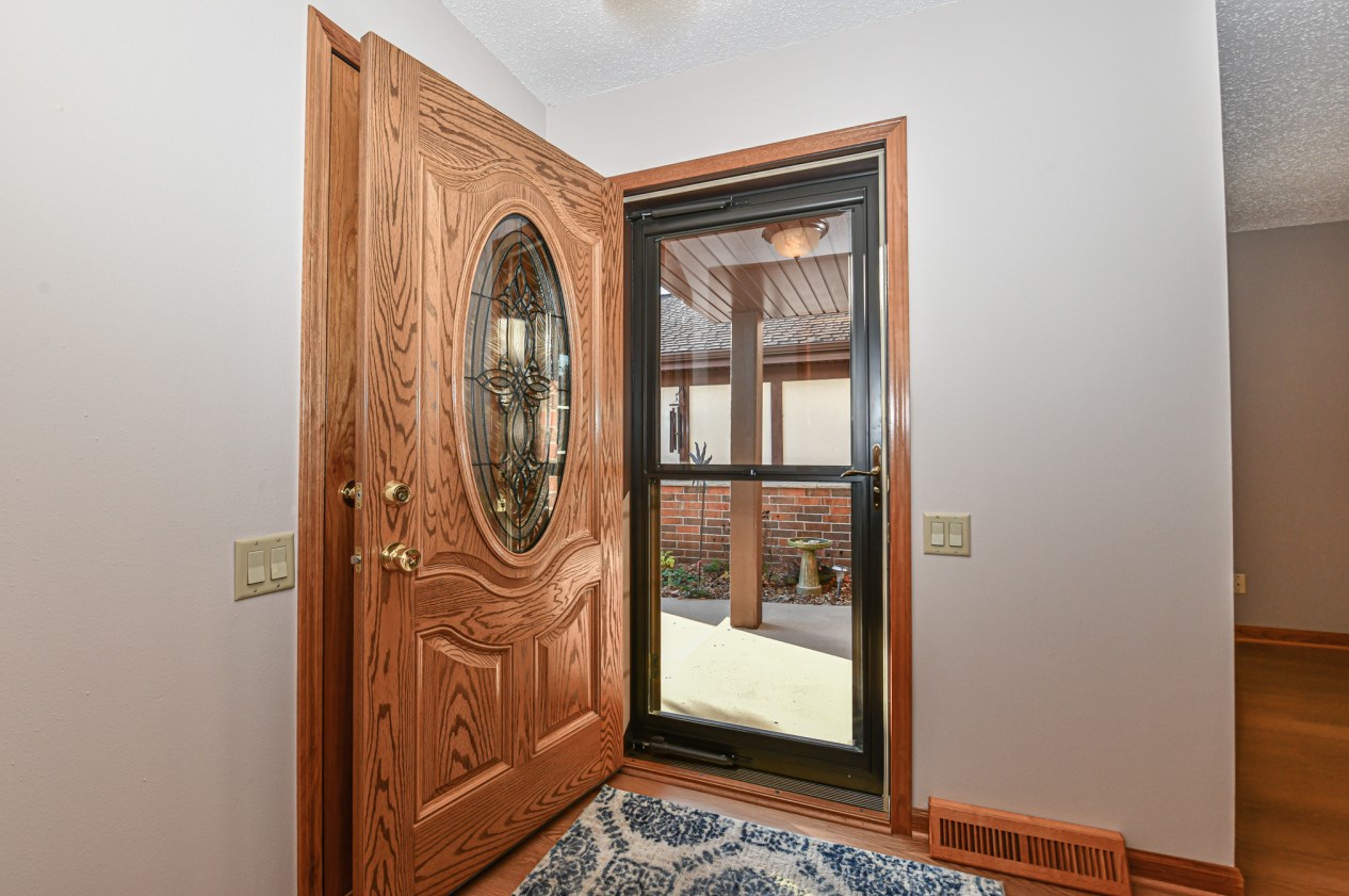 8057 Legend Dr, Hales Corners, WI 53132-9608