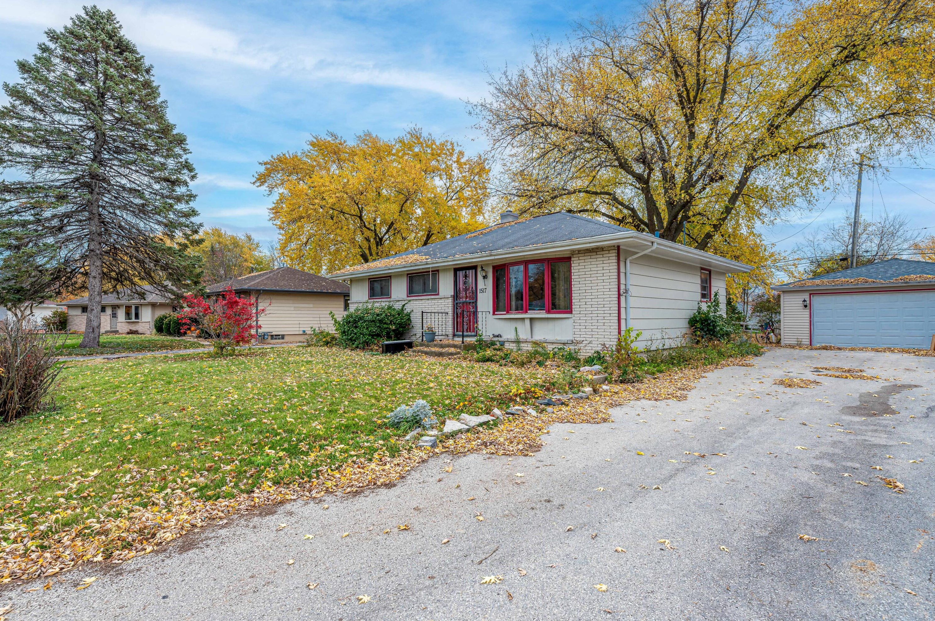 1517 Wedgewood Dr, Racine, WI 53402-2565