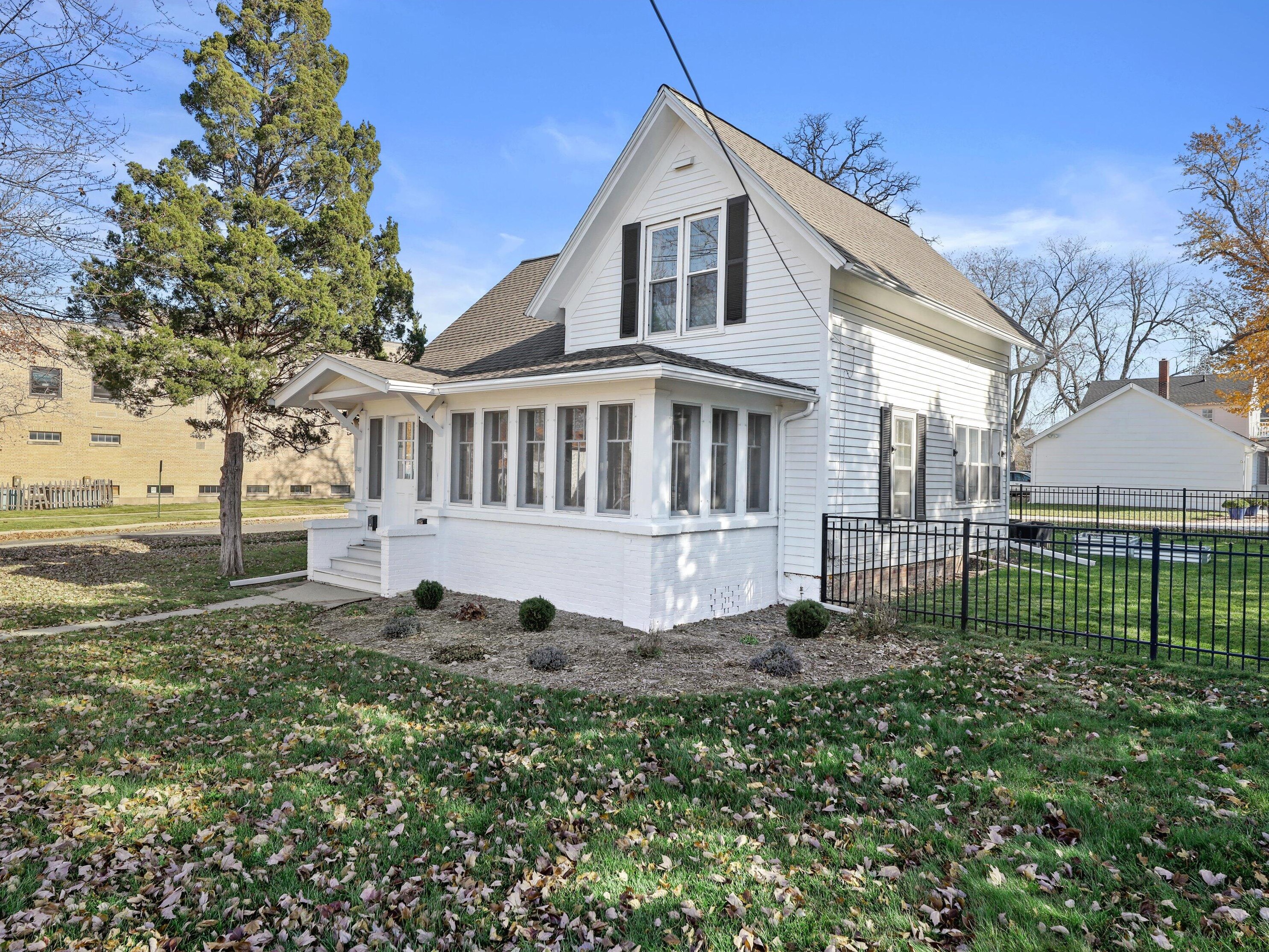 127 7th St, Delavan, WI 53115-1261