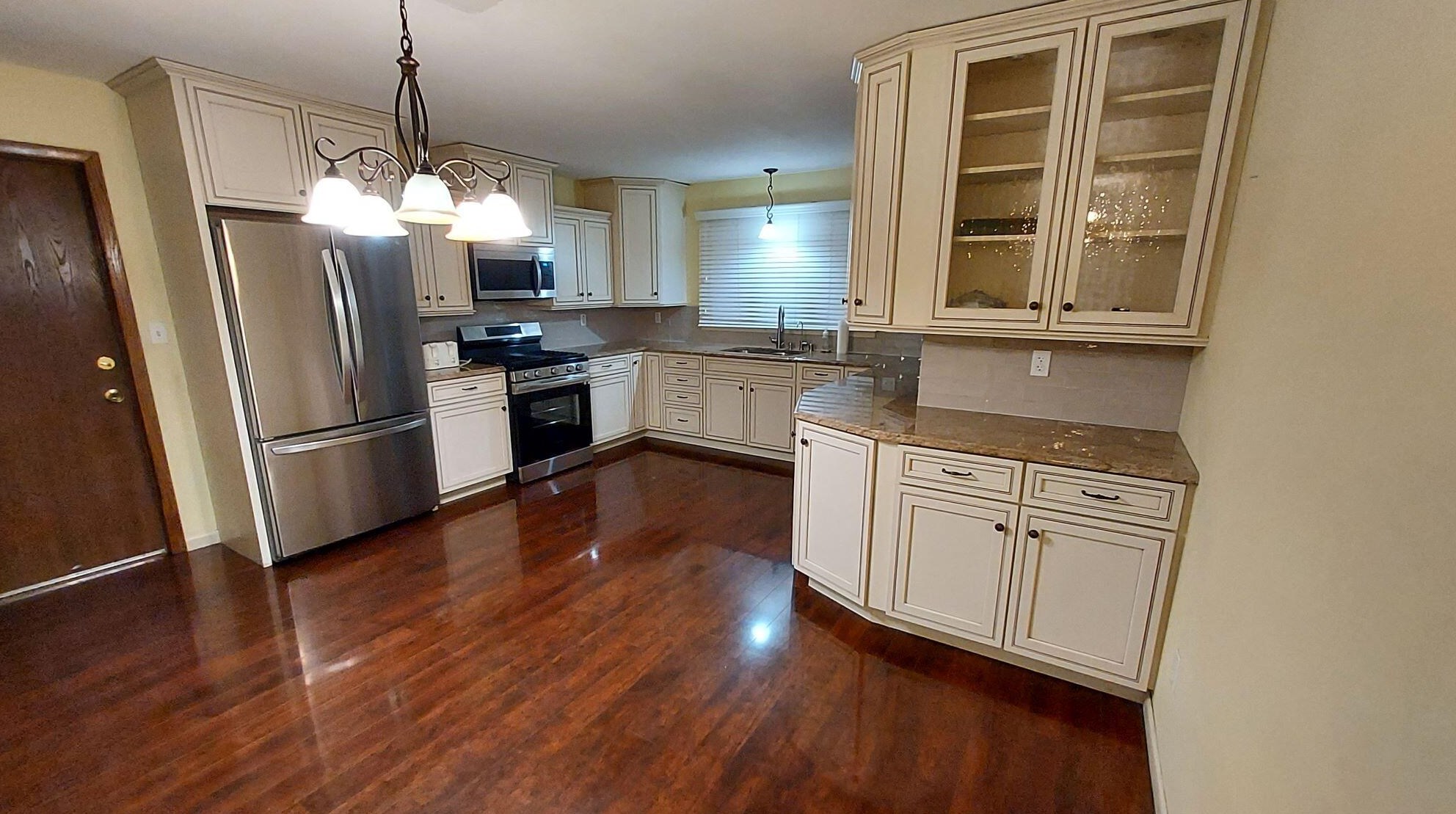 7710 Bur Oak Dr, Hales Corners, WI 53132-9711