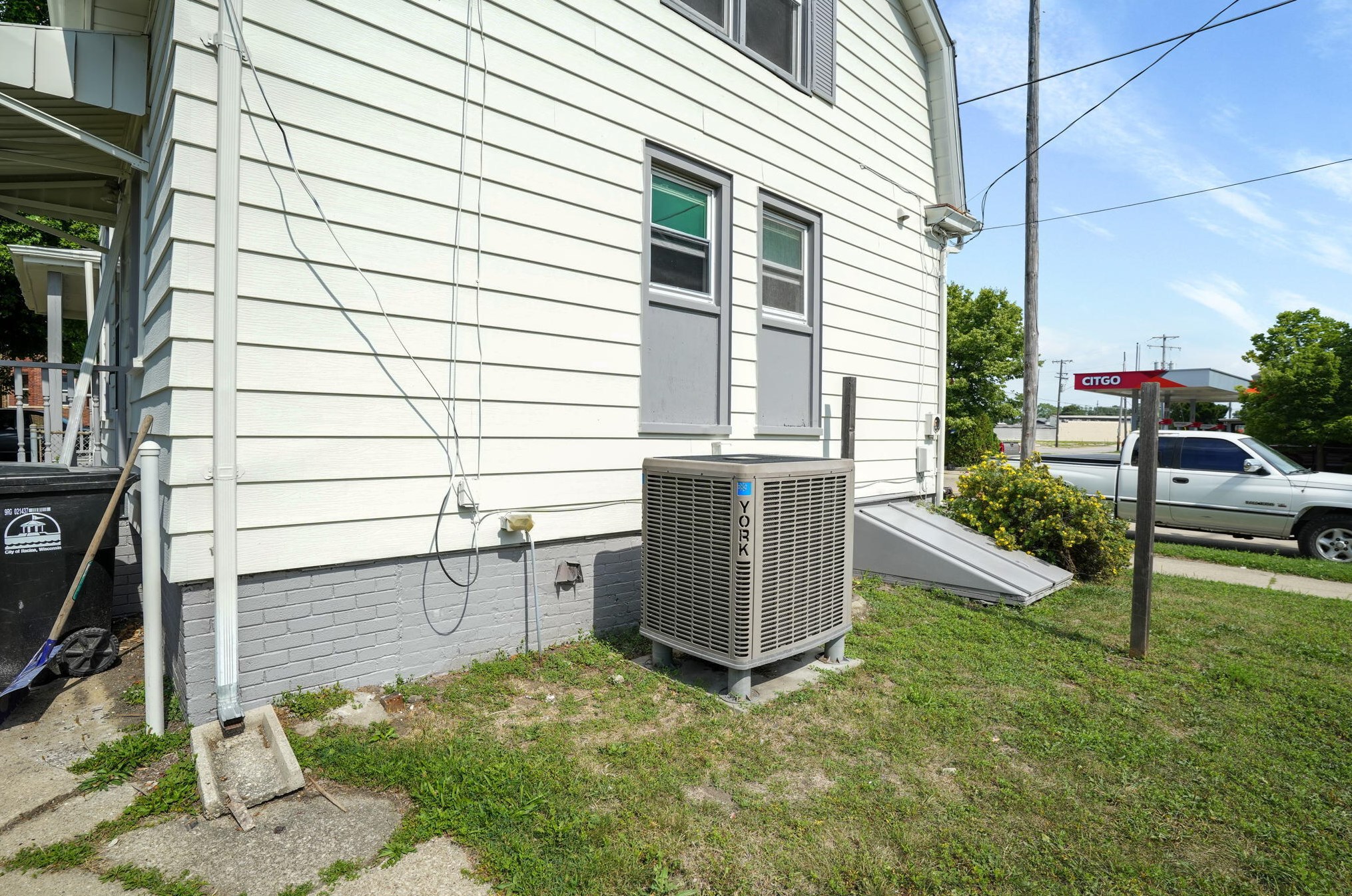 1823 Taylor Ave, Racine WI  53403-2477 exterior