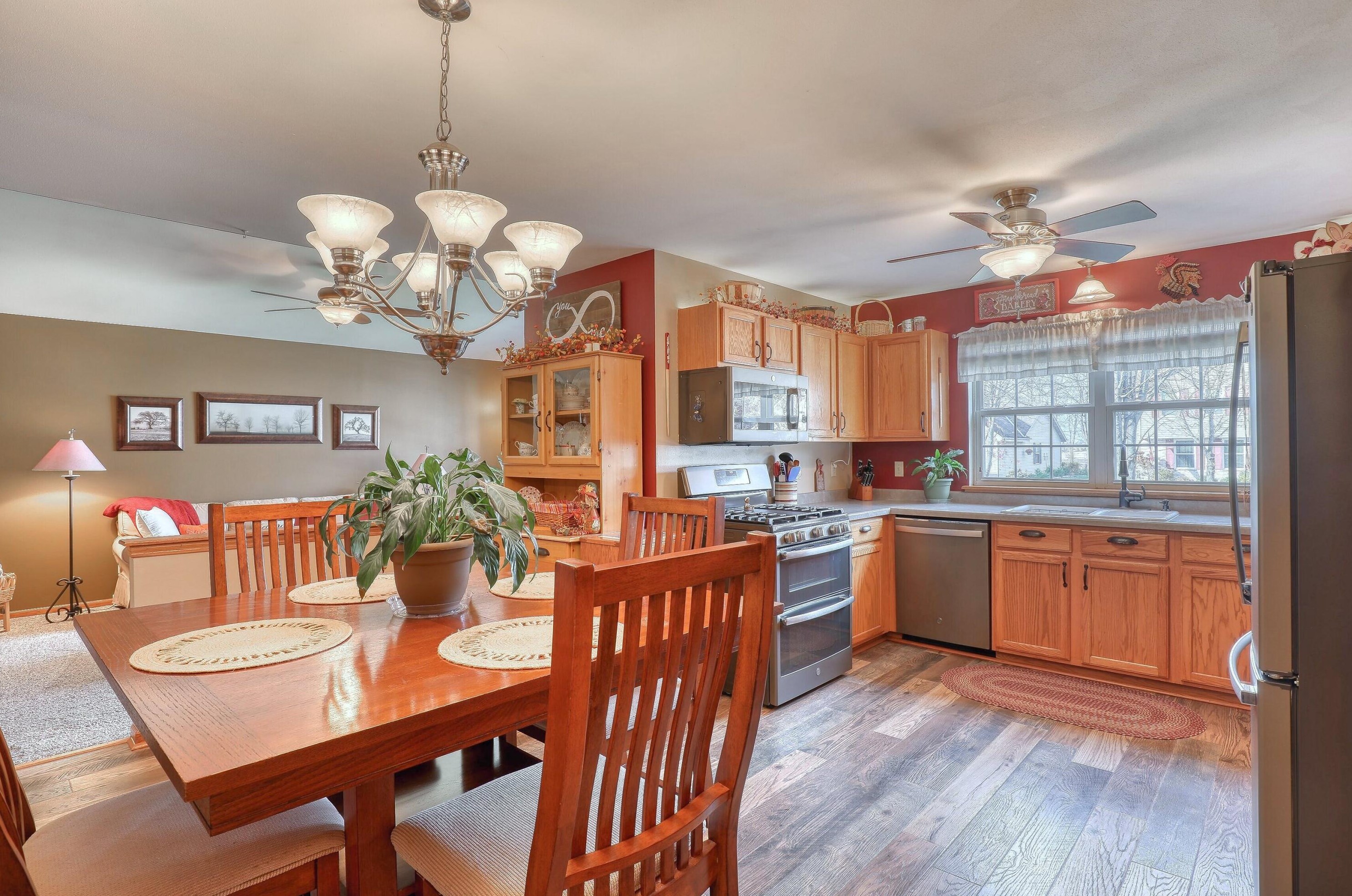 1660 Falcon Dr, Hartford, WI 53027-2781