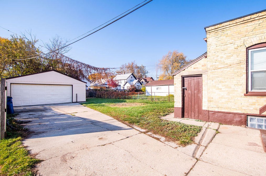 1414 Buchanan St, Racine, WI 53402-5044