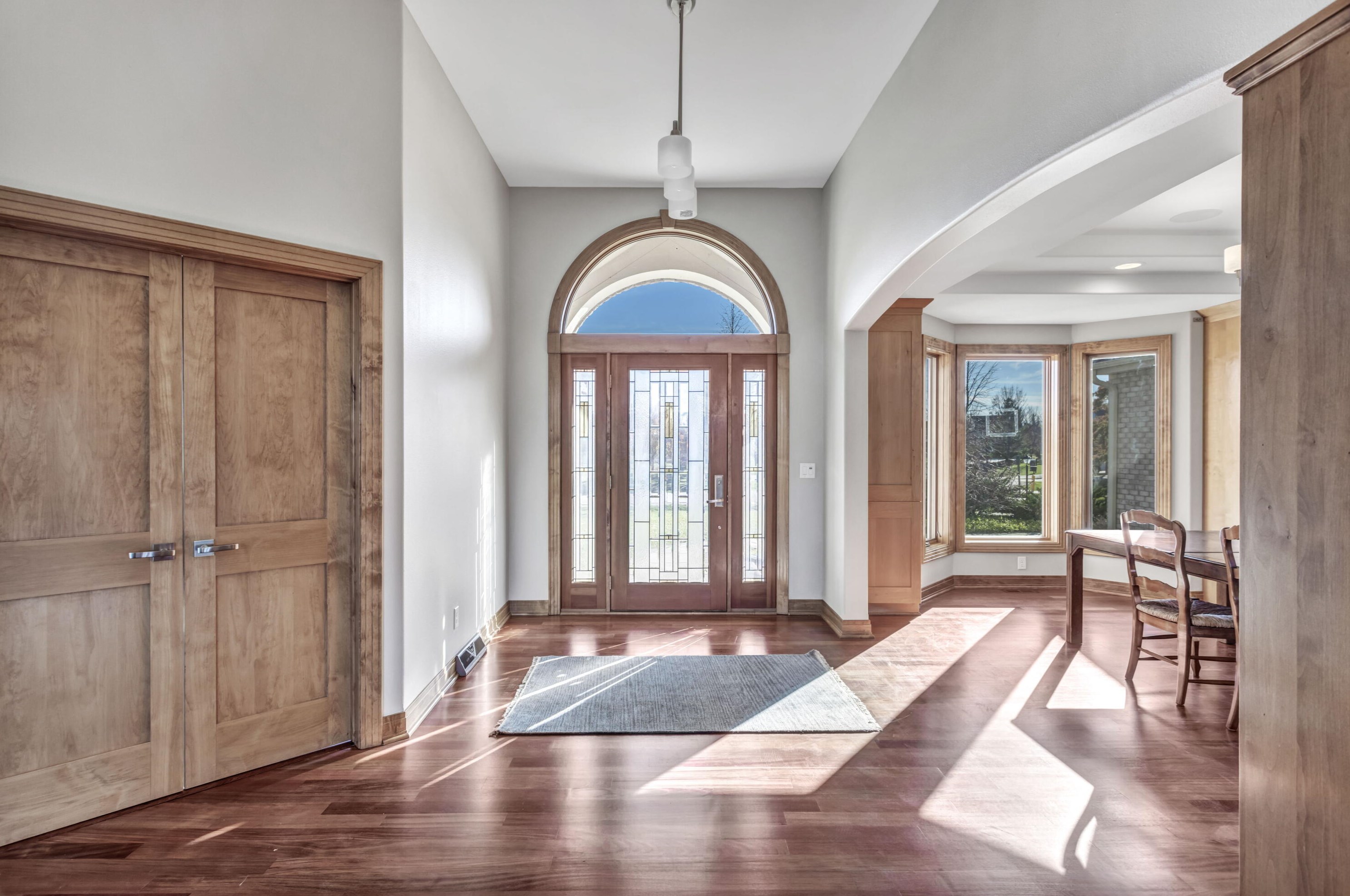 1462 W Windpointe Ct, Thiensville, WI 53092