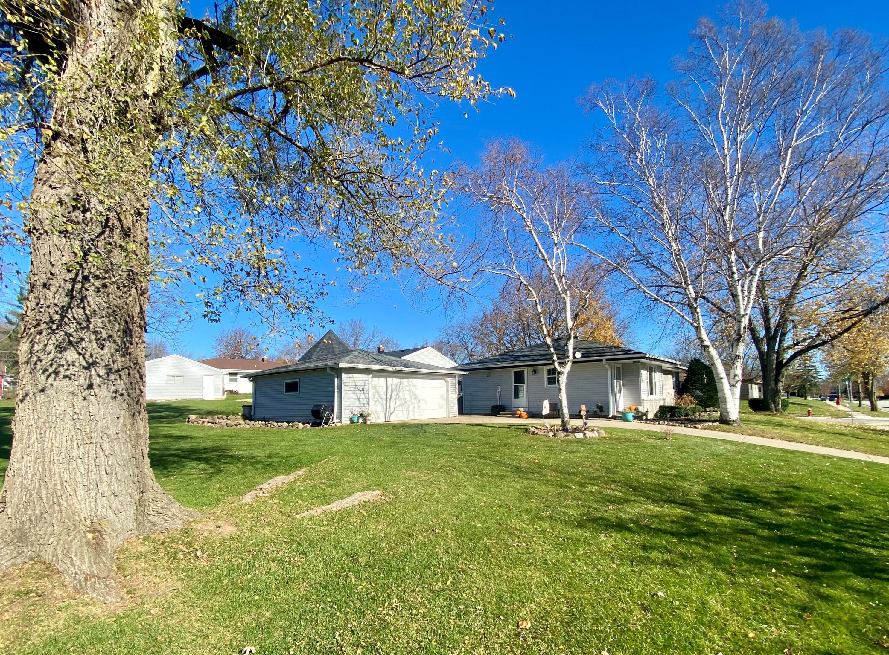 2078 Montana Ave, Oak Creek, WI 53154-2432