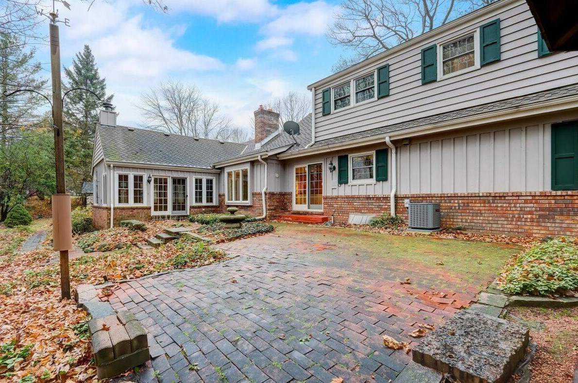 1086 Kings Rd, Hartford, WI 53027-9042