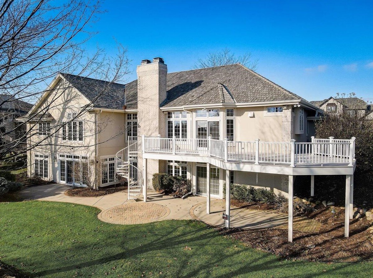 1605 E Bristlecone Dr, Chenequa, WI 53029