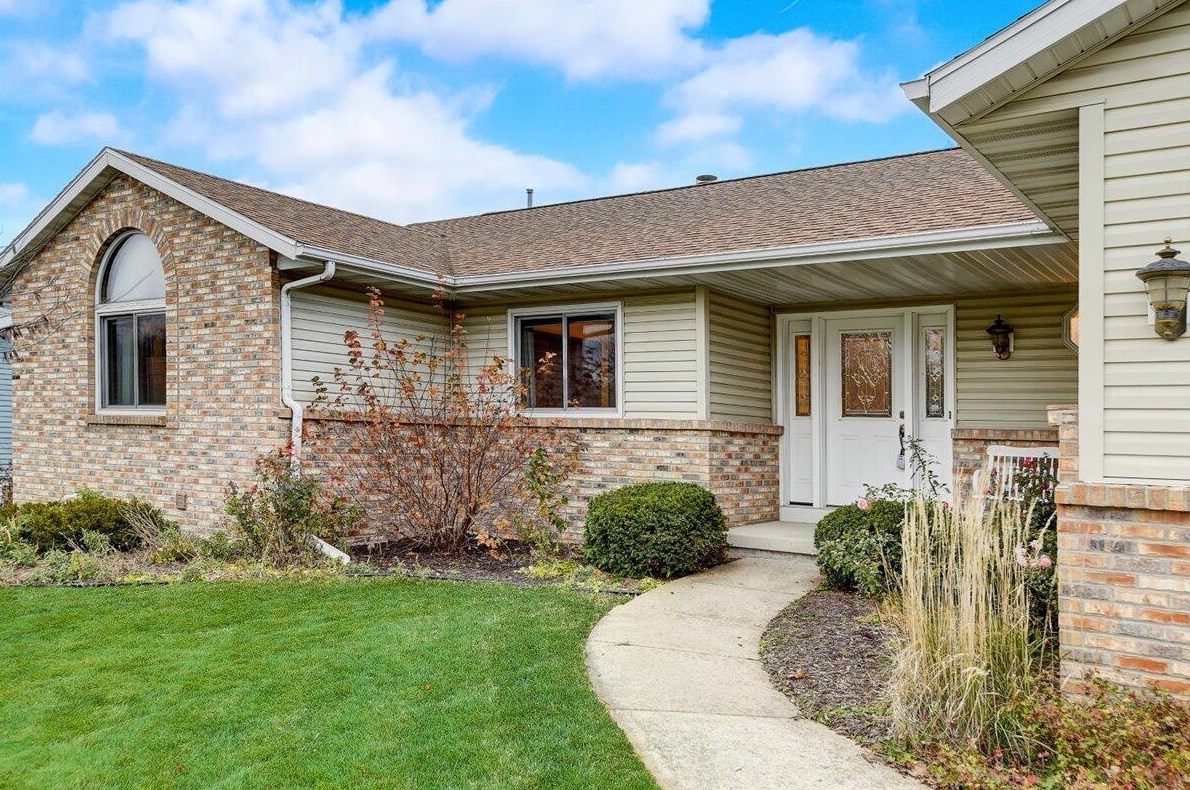 14 Clarendon Ct, Madison, WI 53704-2878
