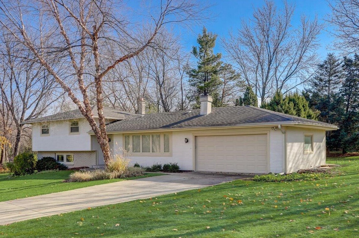 16425 Alverno Dr, Brookfield, WI 53005-5103