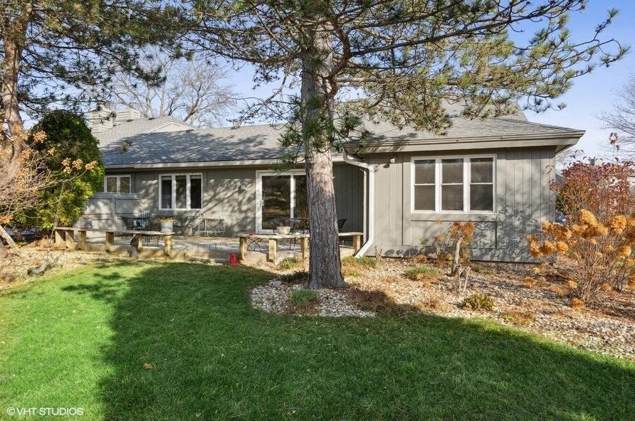 2337 W Dickinson Ct, Thiensville, WI 53092