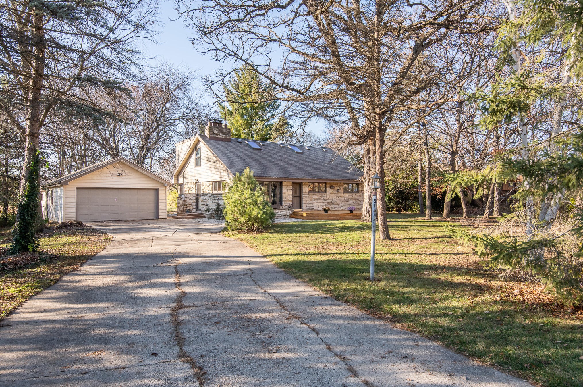9163 96th St, Hales Corners, WI 53132-9517