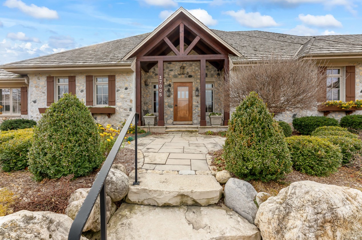 17005 Hidden Creek Ct, Brookfield, WI 53005-2004