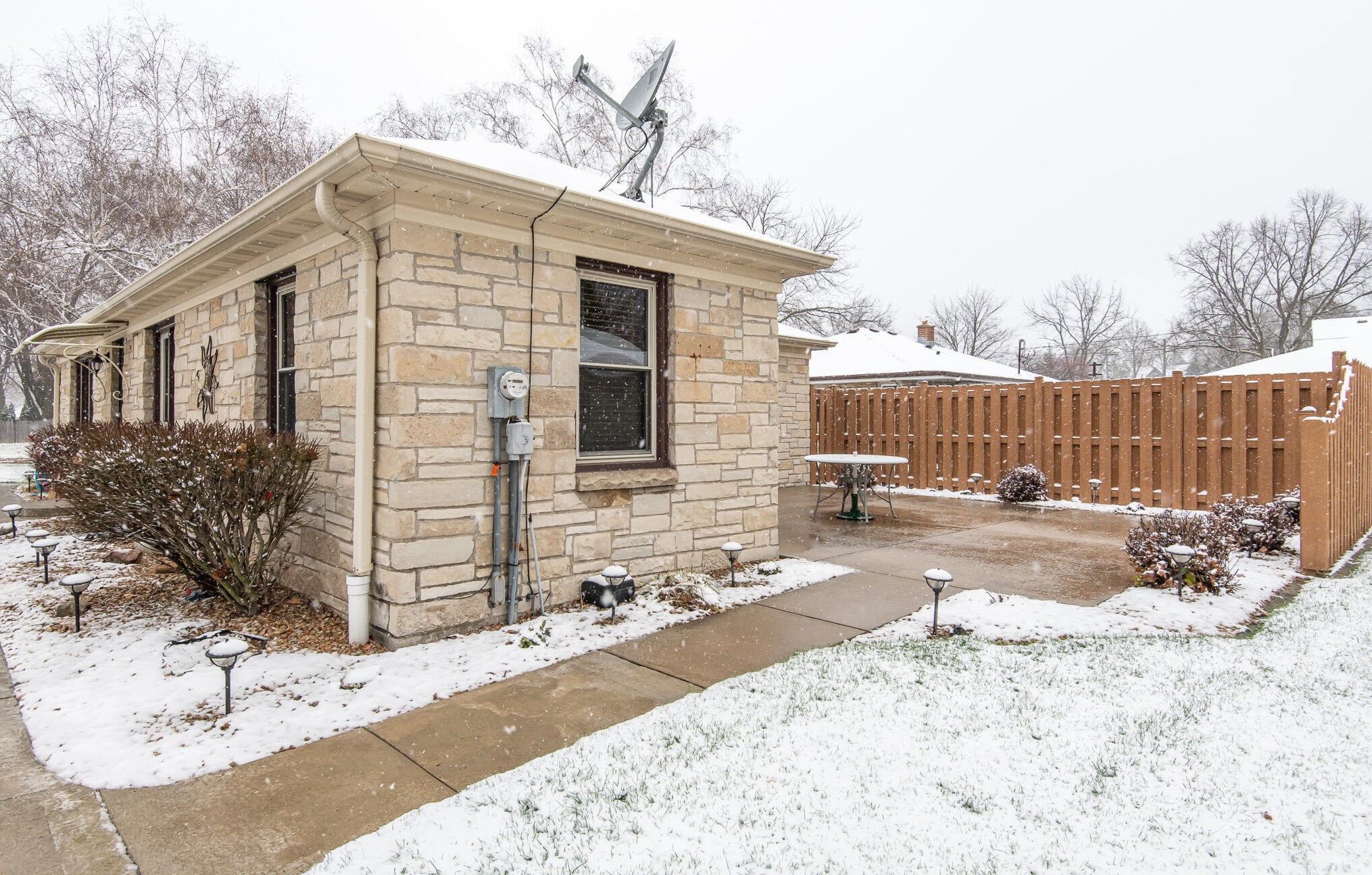 990 13th Ave, Grafton WI  53024-1512 exterior