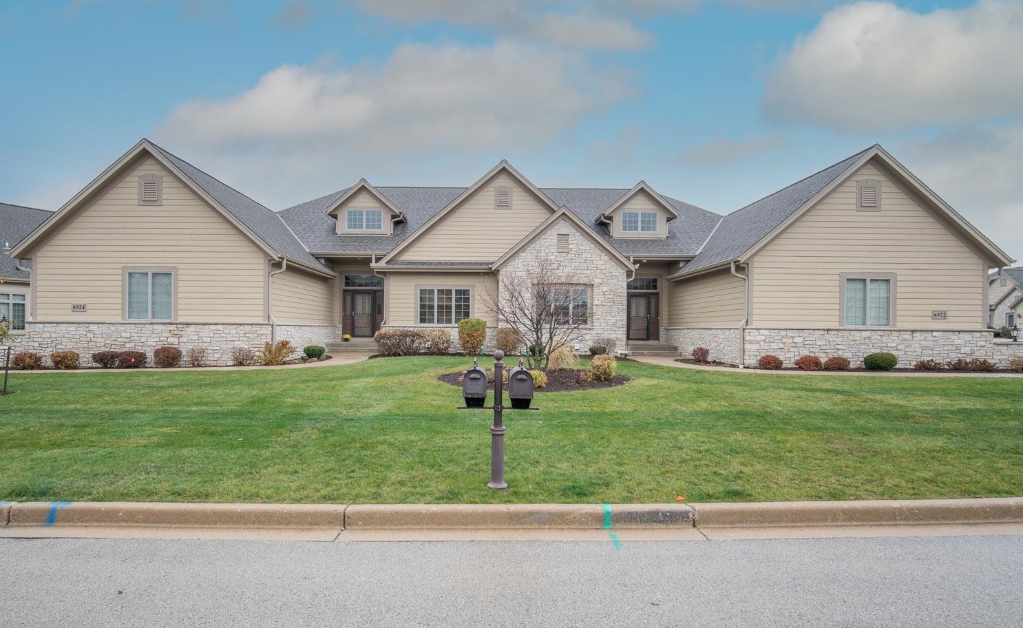 6922 Greyhawk Ct, Hales Corners, WI 53132-8021