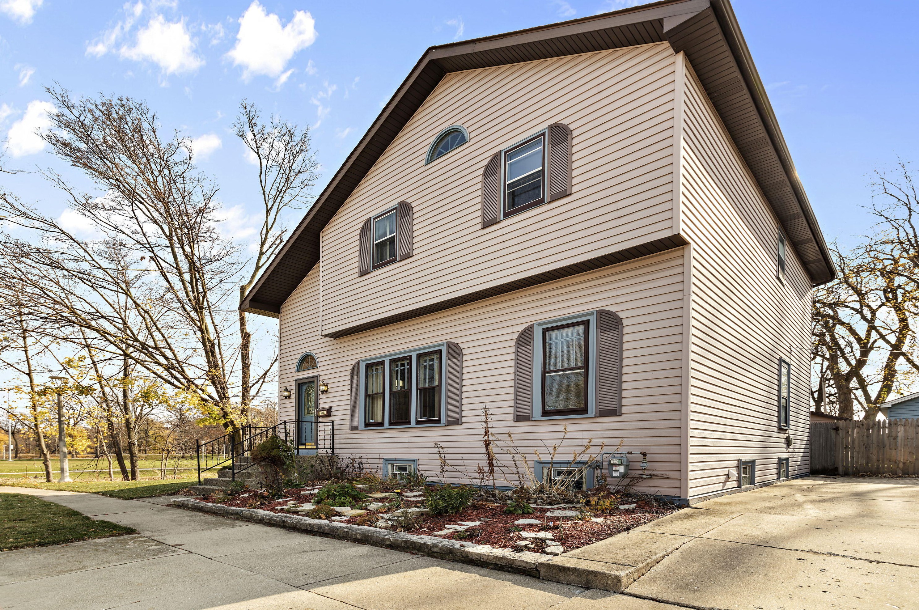 1901 Glen St, Racine, WI 53405-2607
