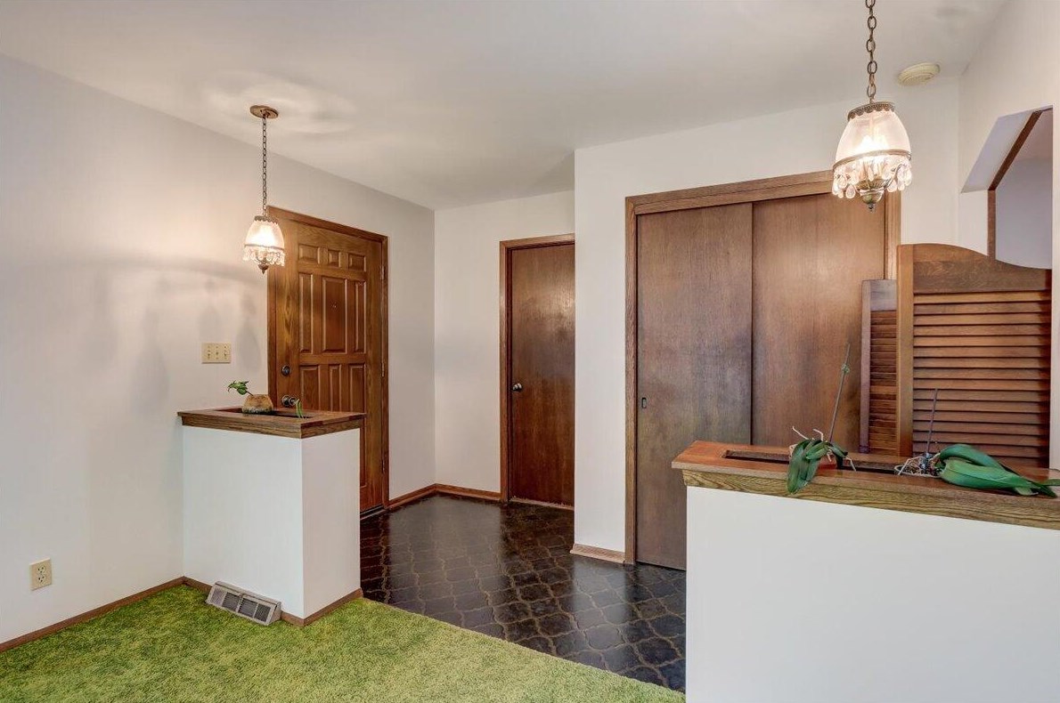 5670 Allwood Dr, Hales Corners, WI 53132-9244