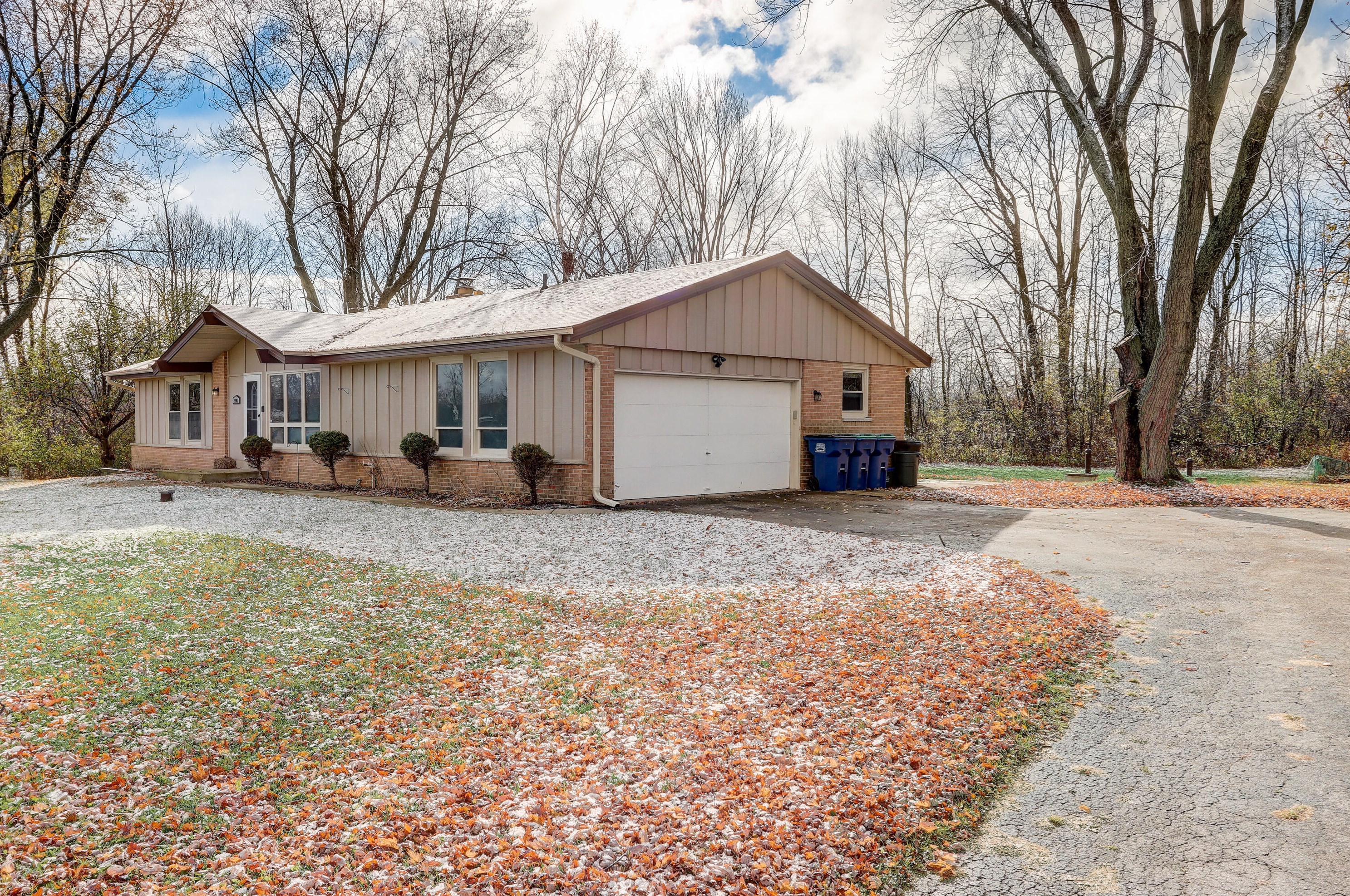996 Woodview Dr, Grafton, WI 53024-9759