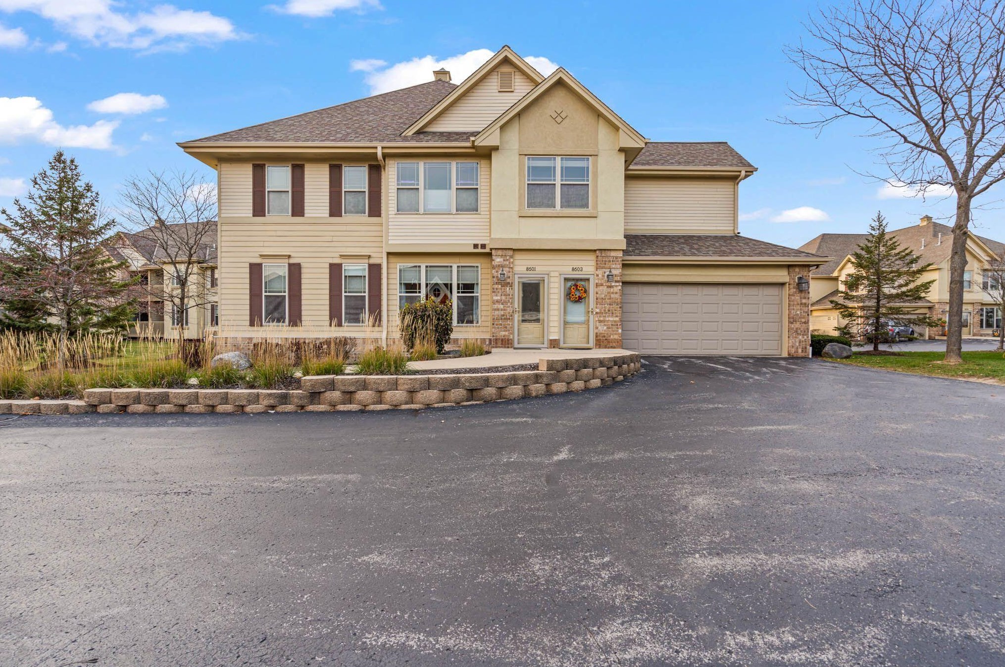 8601 Deerwood Ln, Hales Corners, WI 53132-8007