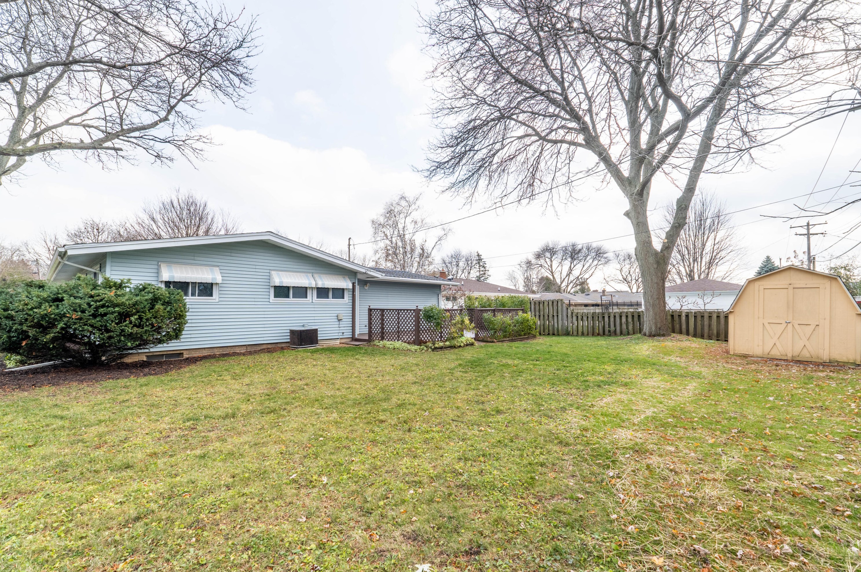 228 Illinois St, Racine, WI 53405-1910