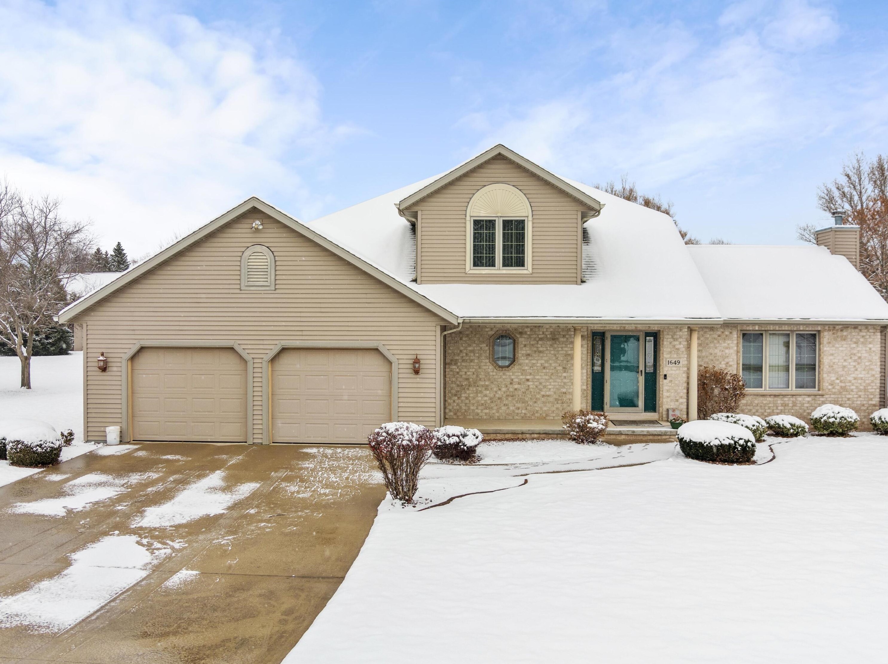1649 Whitewater Dr, Manitowoc, WI 54220