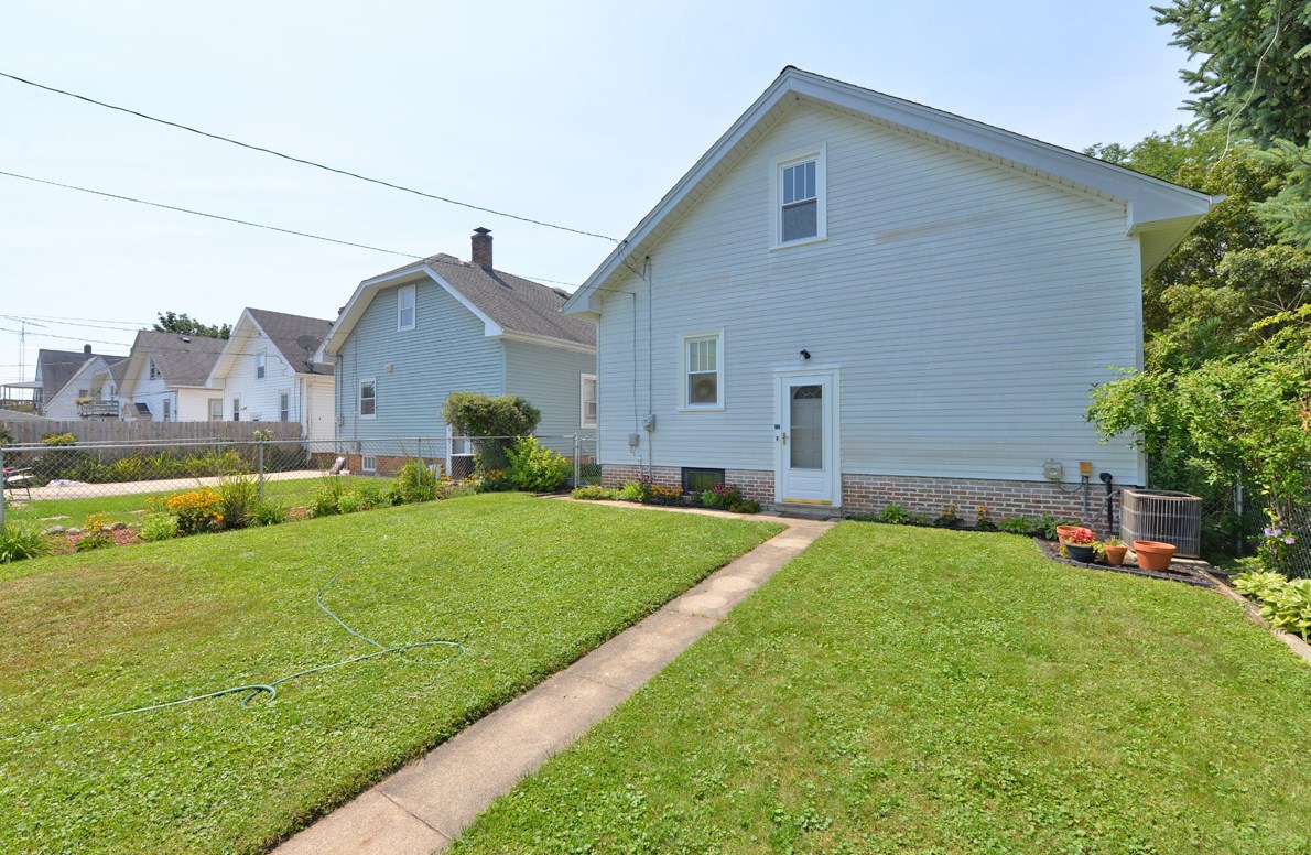 1423 Monroe Ave, Racine WI  53405-3247 exterior
