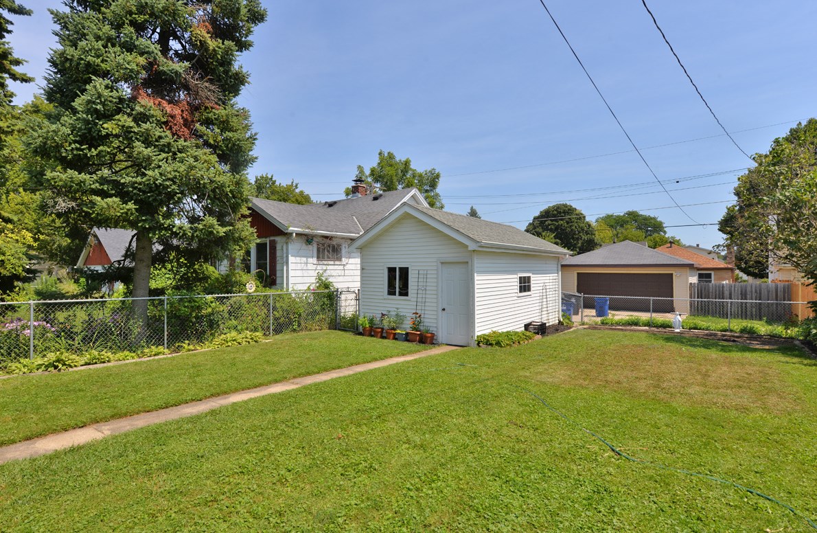 1423 Monroe Ave, Racine WI  53405-3247 exterior