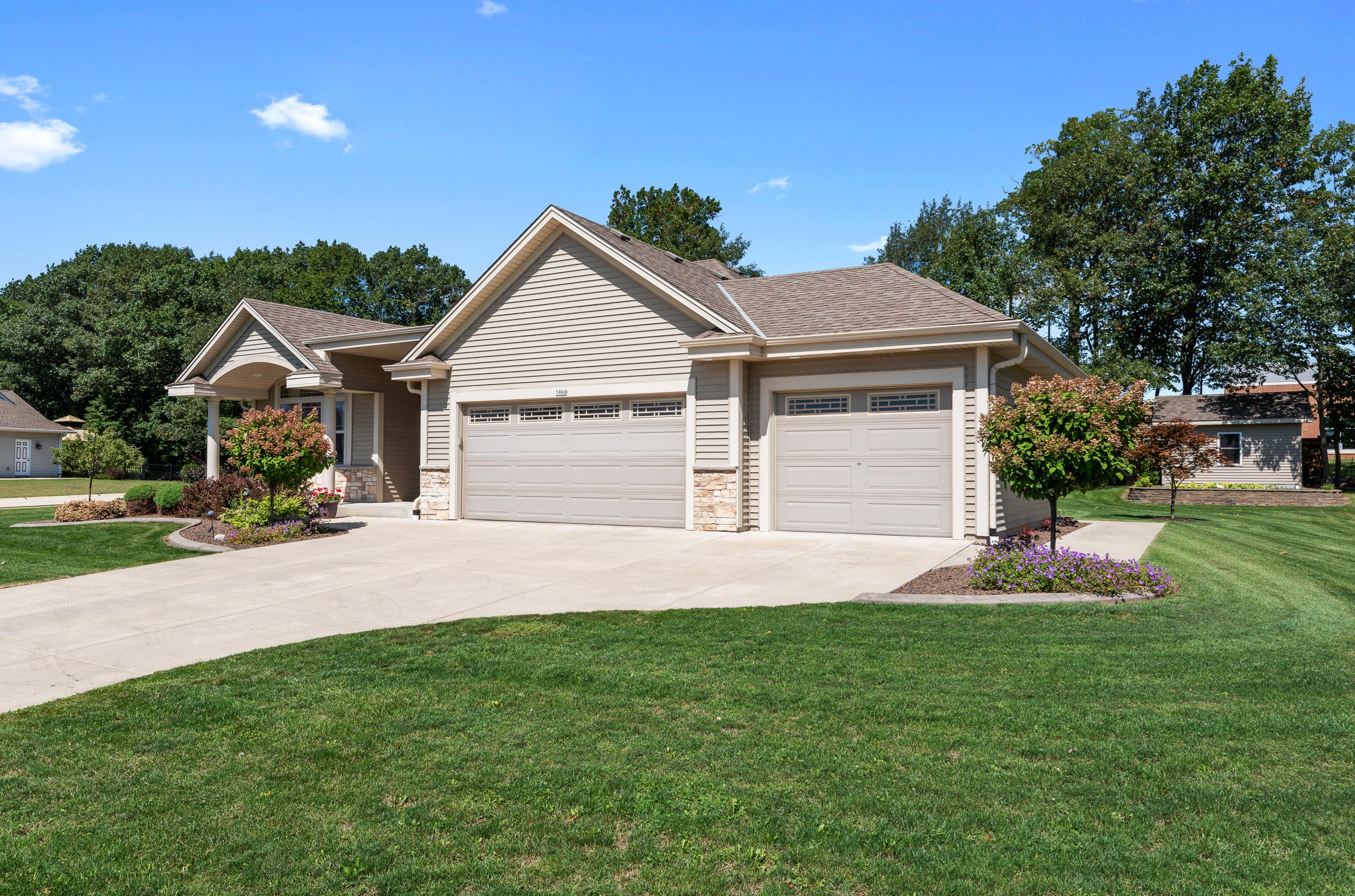 3880 Green Meadows Ct, Oak Creek WI  53154-6653 exterior