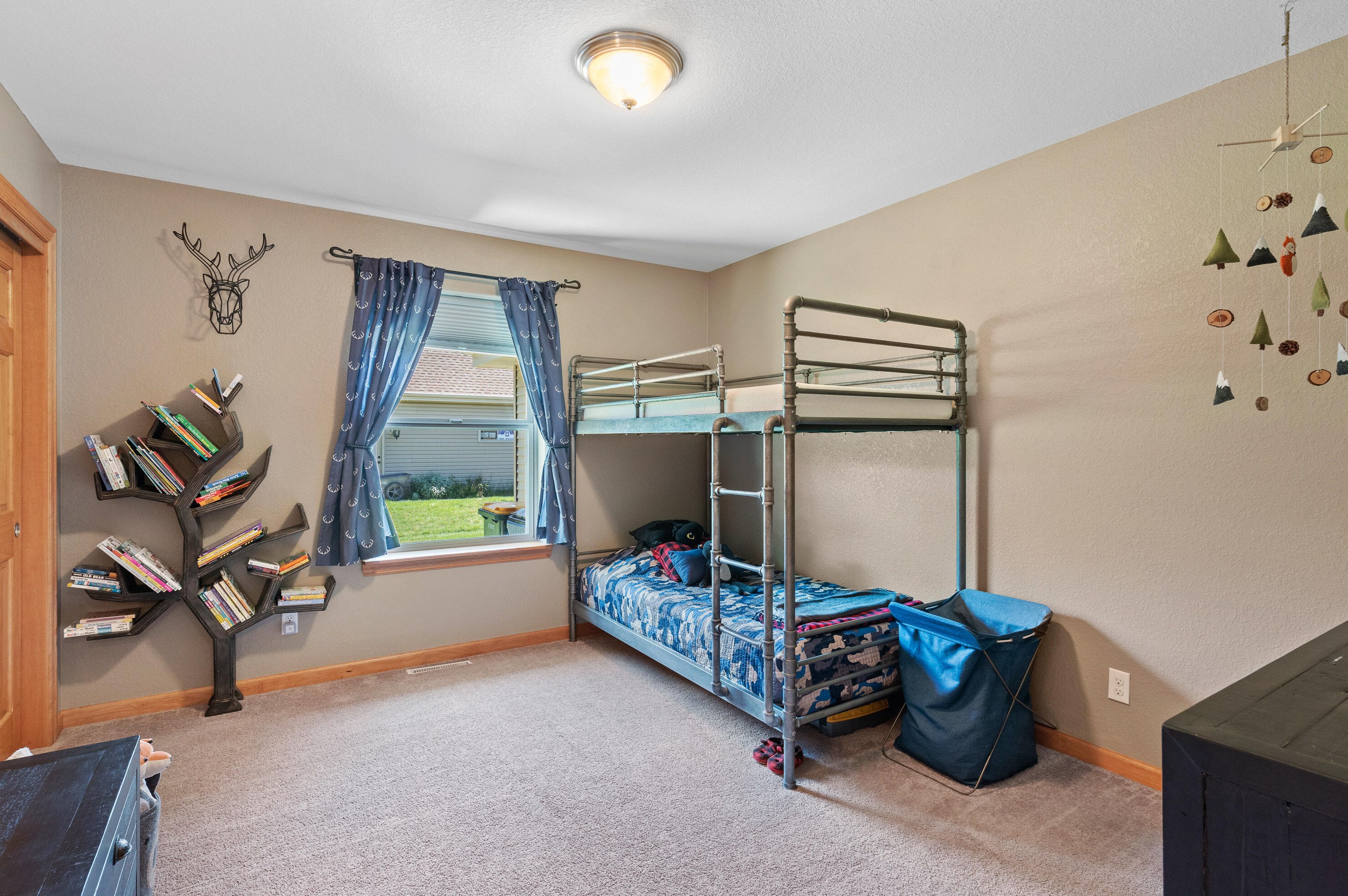 3880 Green Meadows Ct, Oak Creek WI  53154-6653 exterior