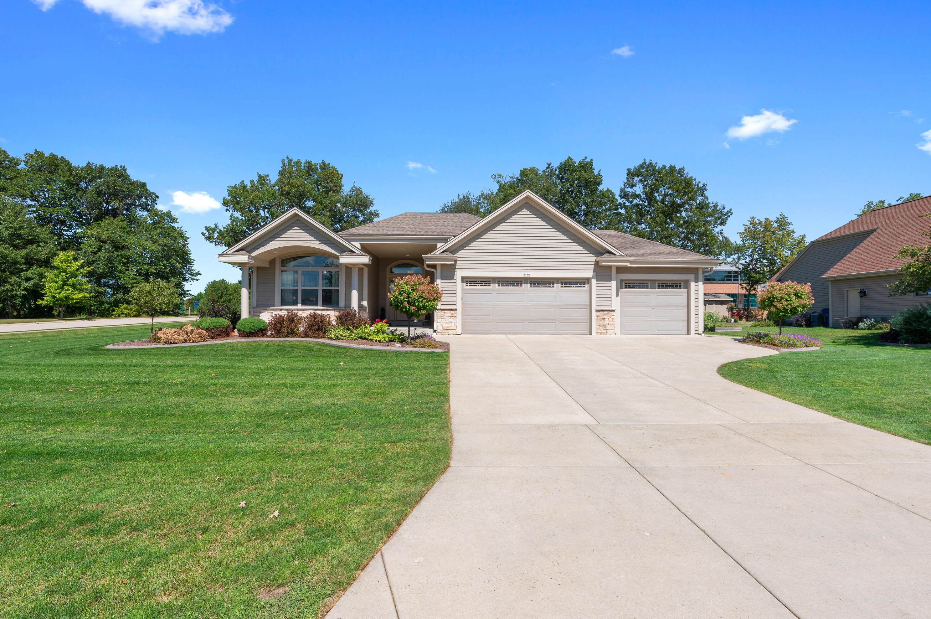 3880 Green Meadows Ct, Oak Creek WI  53154-6653 exterior