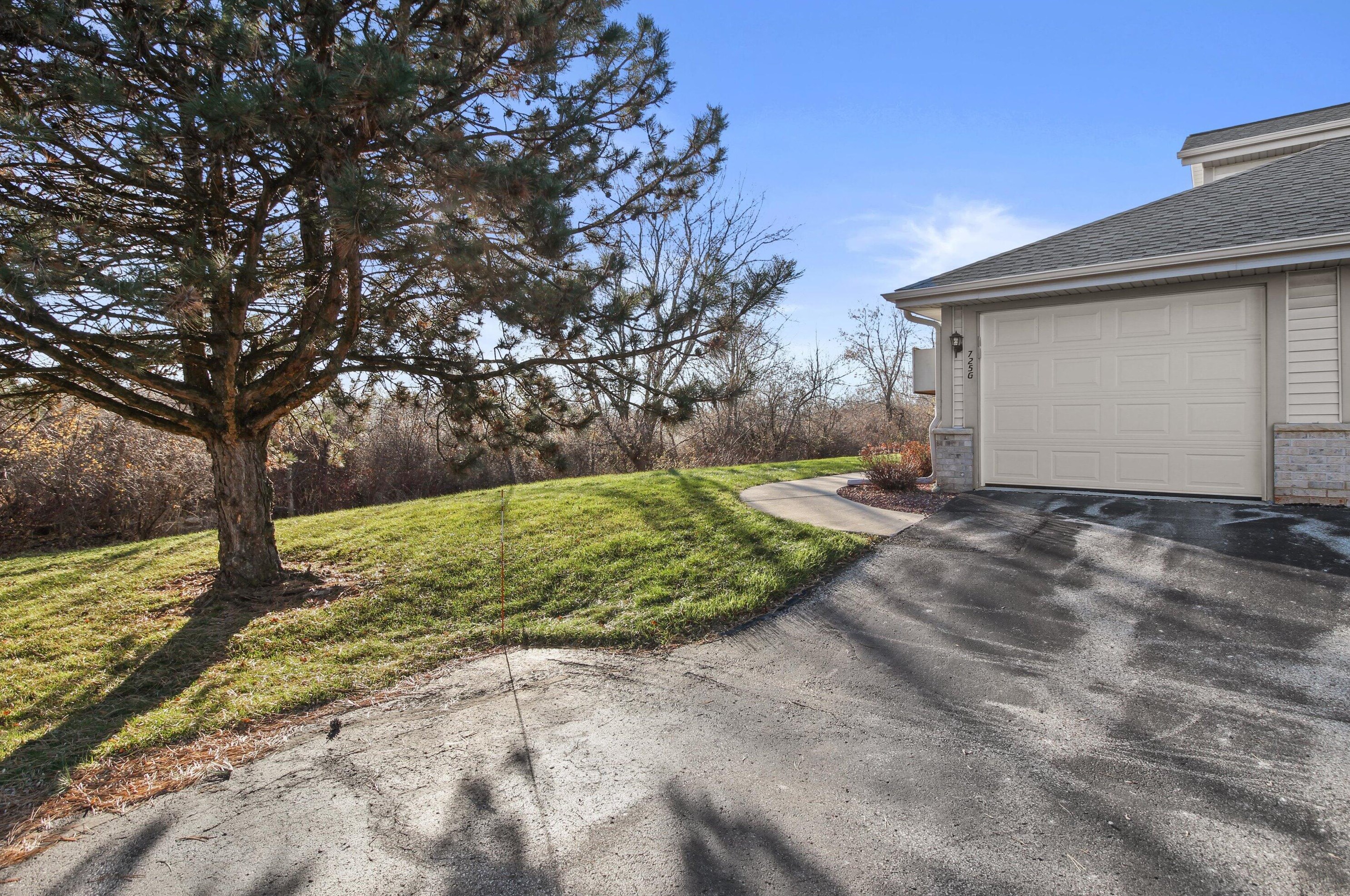 725 Quinlan Dr, Pewaukee WI  53072-1864 exterior