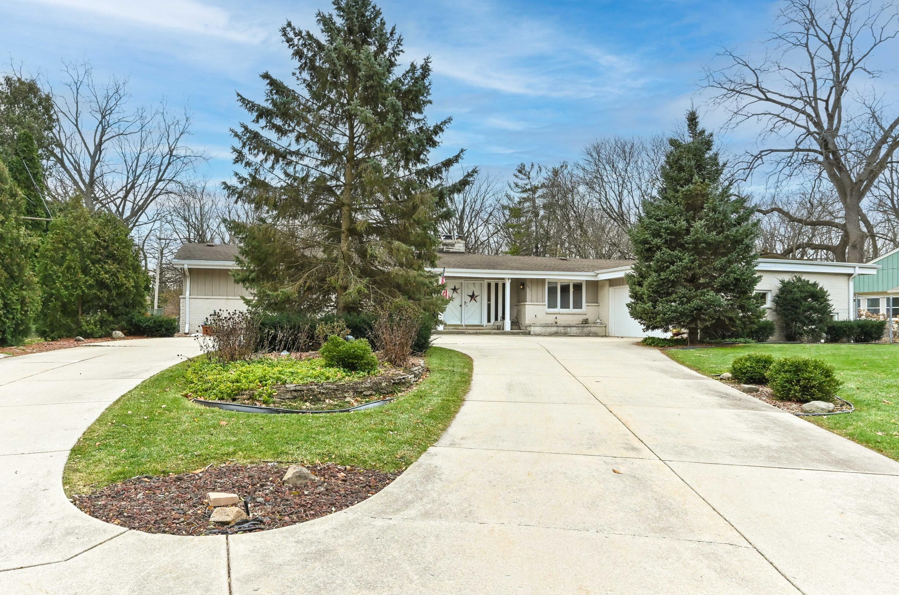 9933 Brookside Dr, Hales Corners, WI 53130-1515
