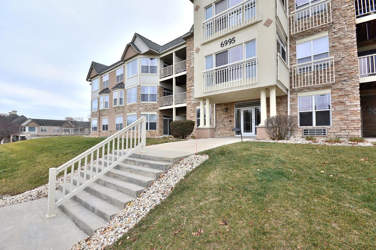 6995 S Riverwood Blvd #s-104, Hales Corners, WI 53132