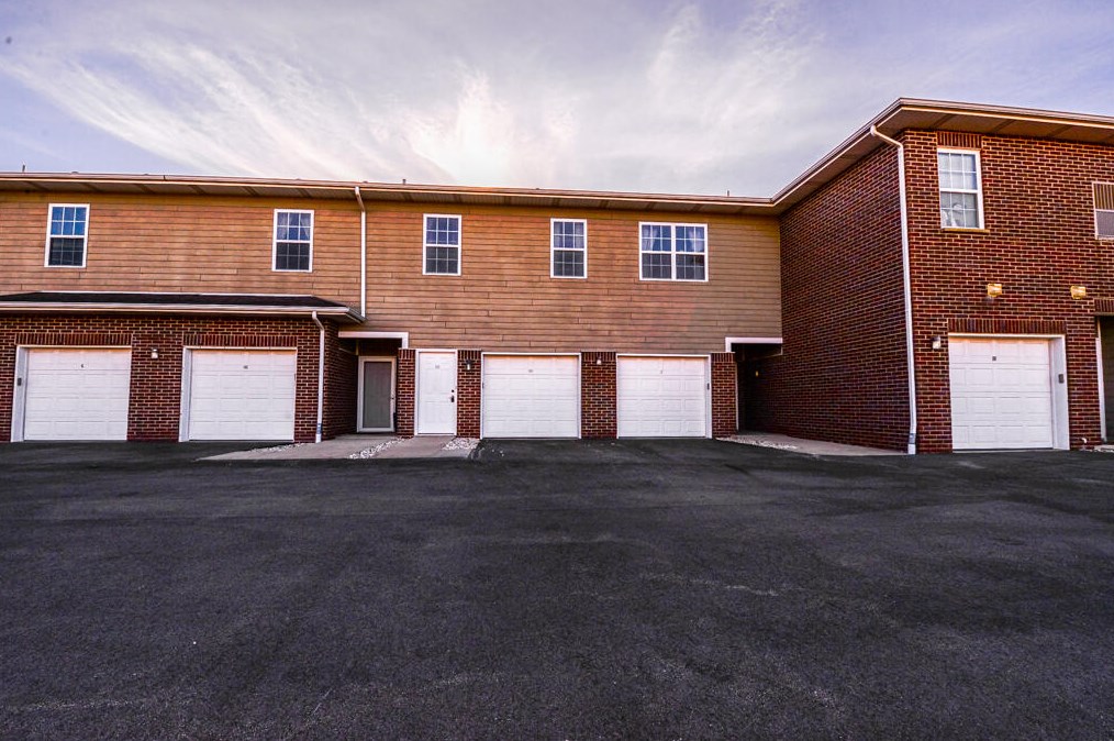 6865 99th Pl #hh, Kenosha, WI 53158