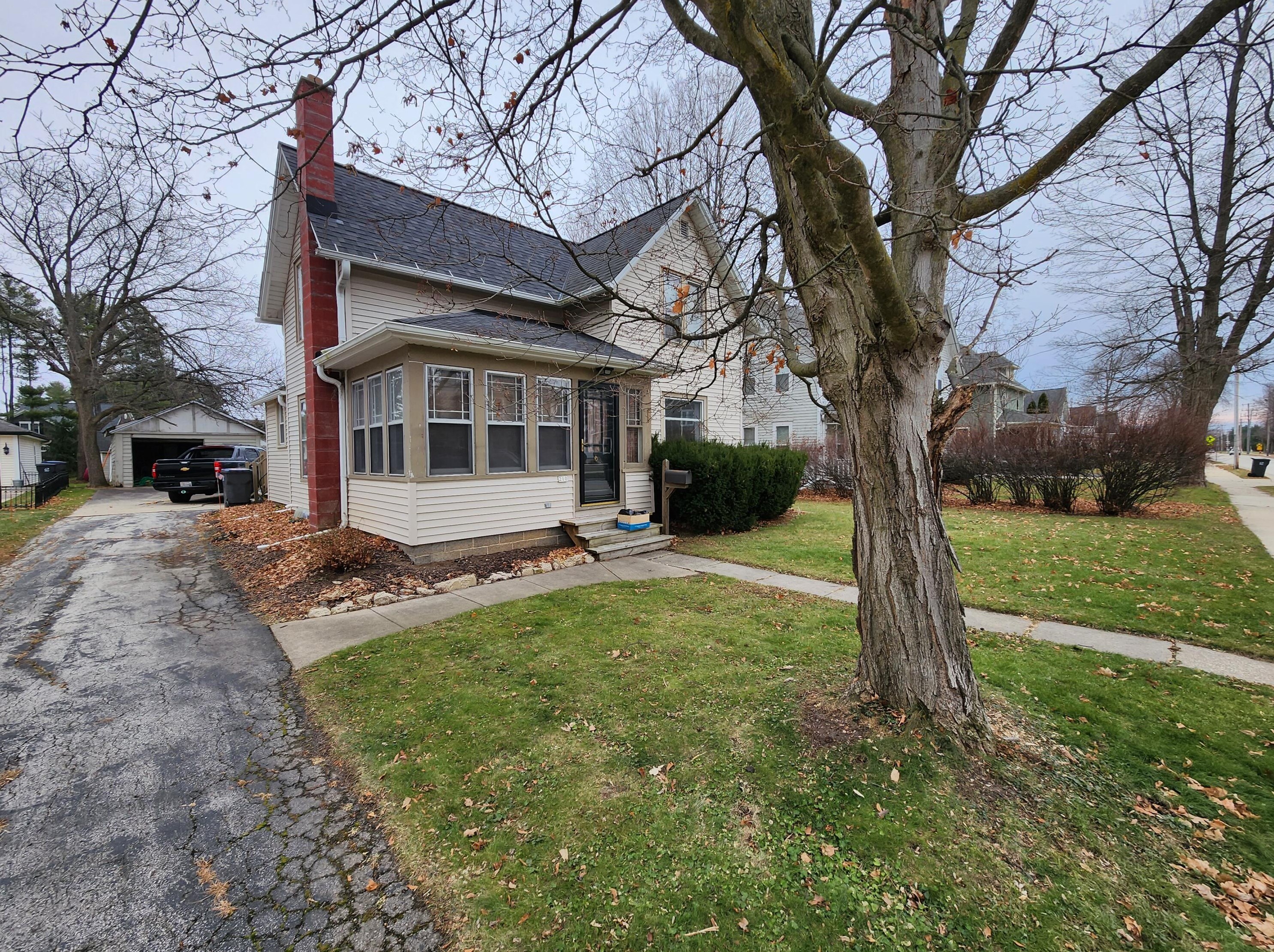 210 Maple Ave, Chenequa, WI 53029