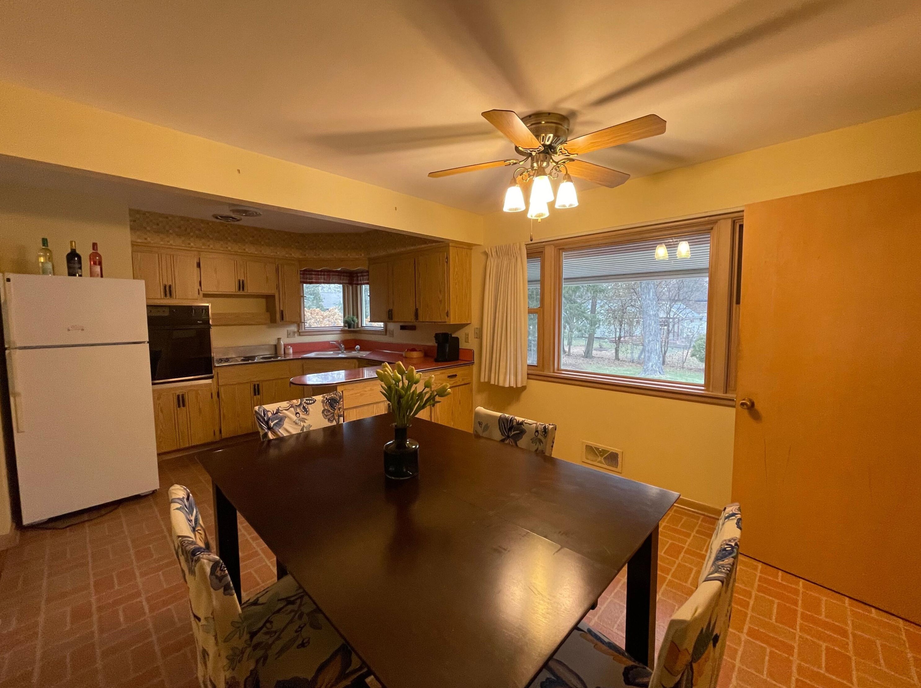 1405 Hawthorn Dr, Waukesha, WI 53188-2366