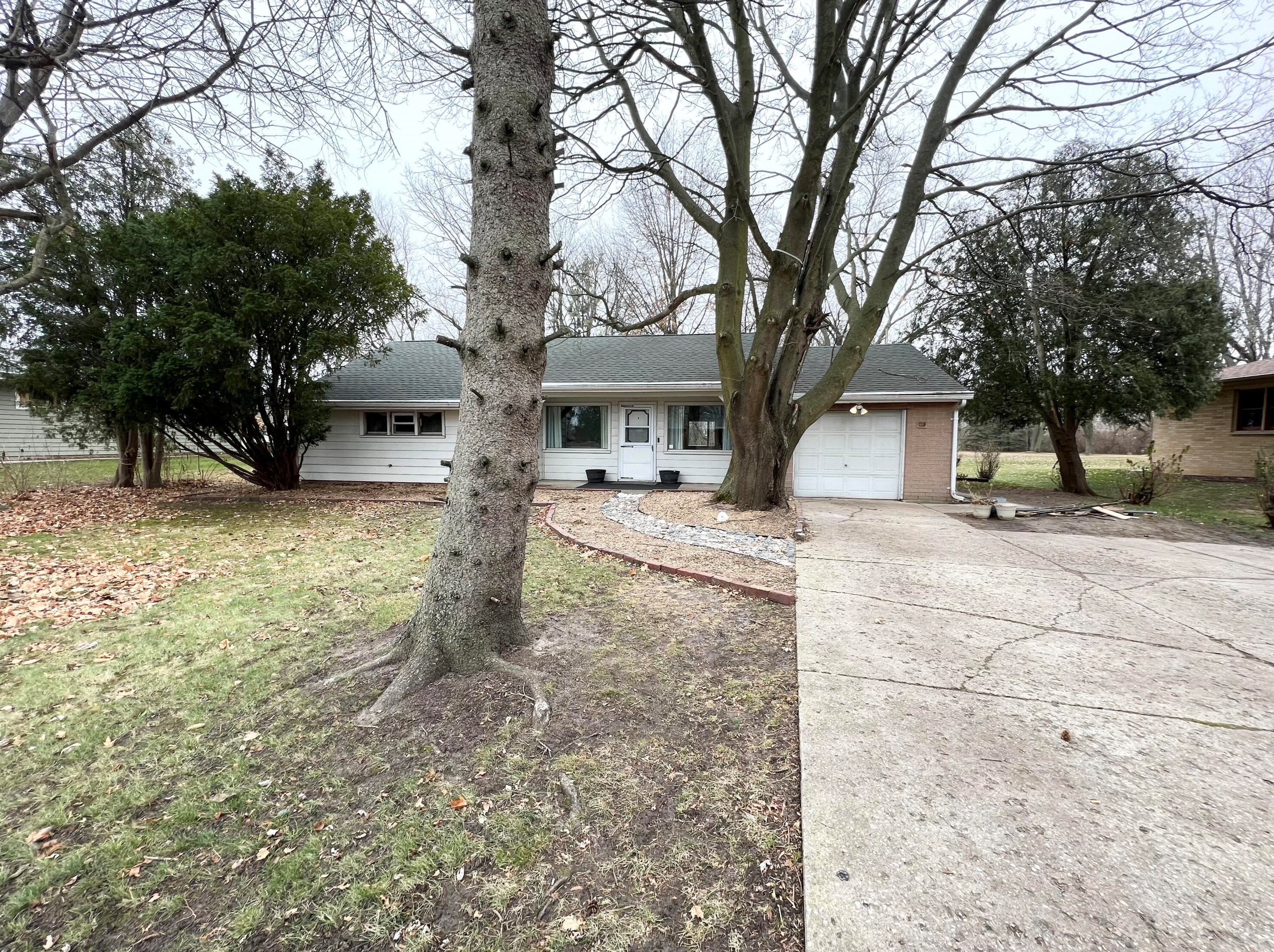 915 4 Mile Rd, Racine, WI 53402-2101