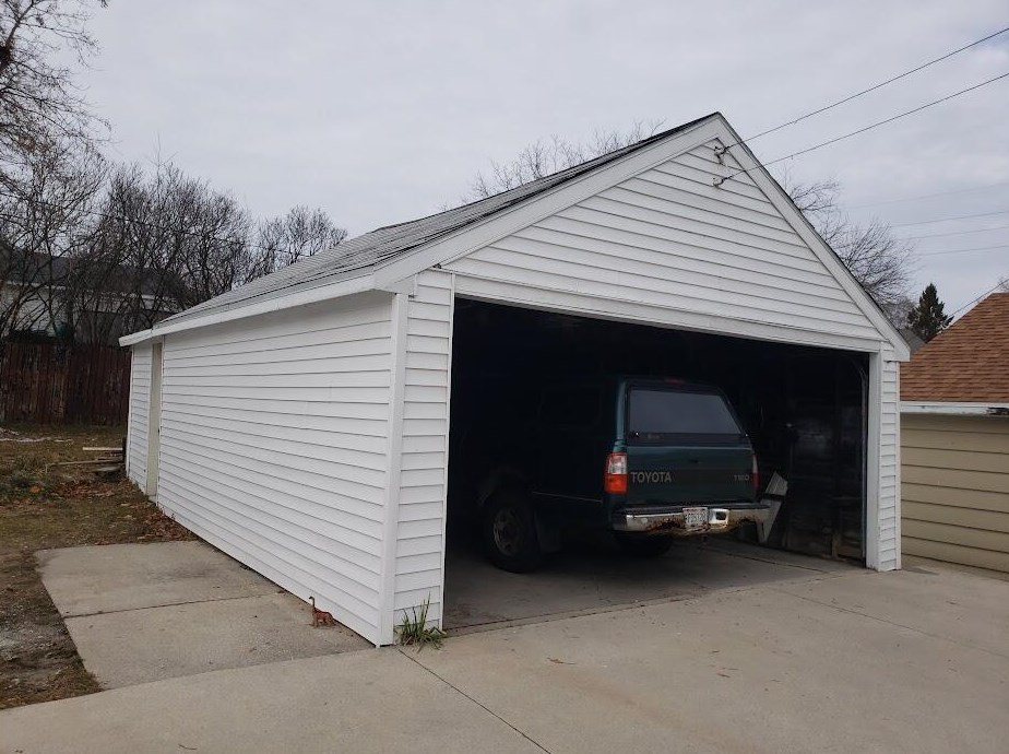 1414 S 10th St, Manitowoc, WI 54220