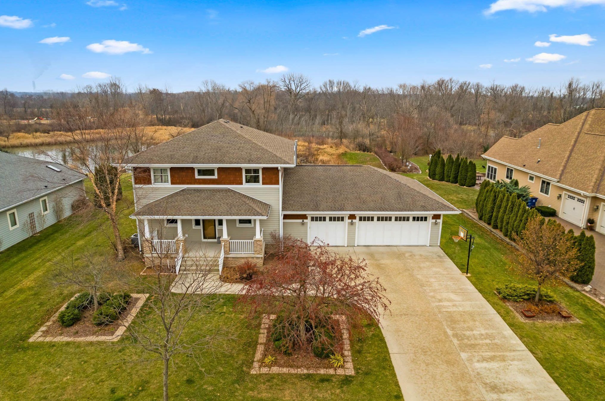 10400 Redwood Ln, Oak Creek, WI 53154-5943