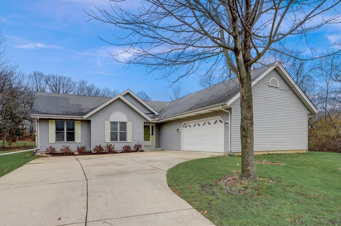 2200 W Grays Ln, Oak Creek, WI 53154