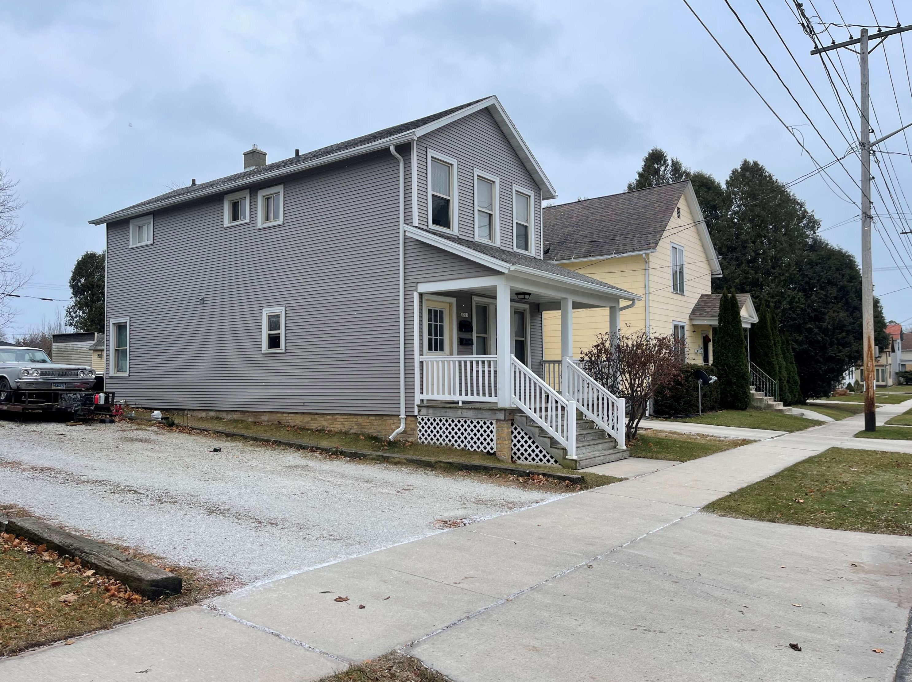 1223 S 9th St, Manitowoc, WI 54220
