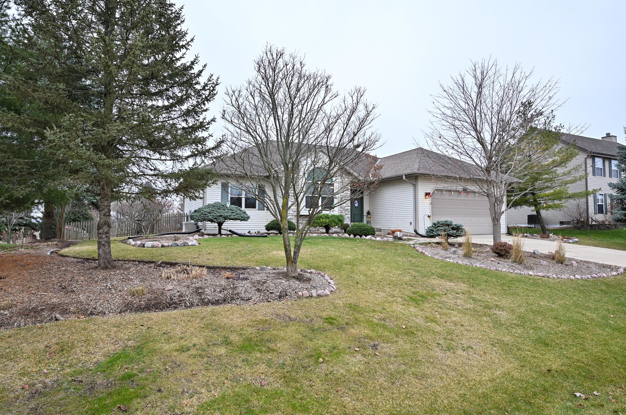 2301 W Saint Johns Way, Oak Creek, WI 53154