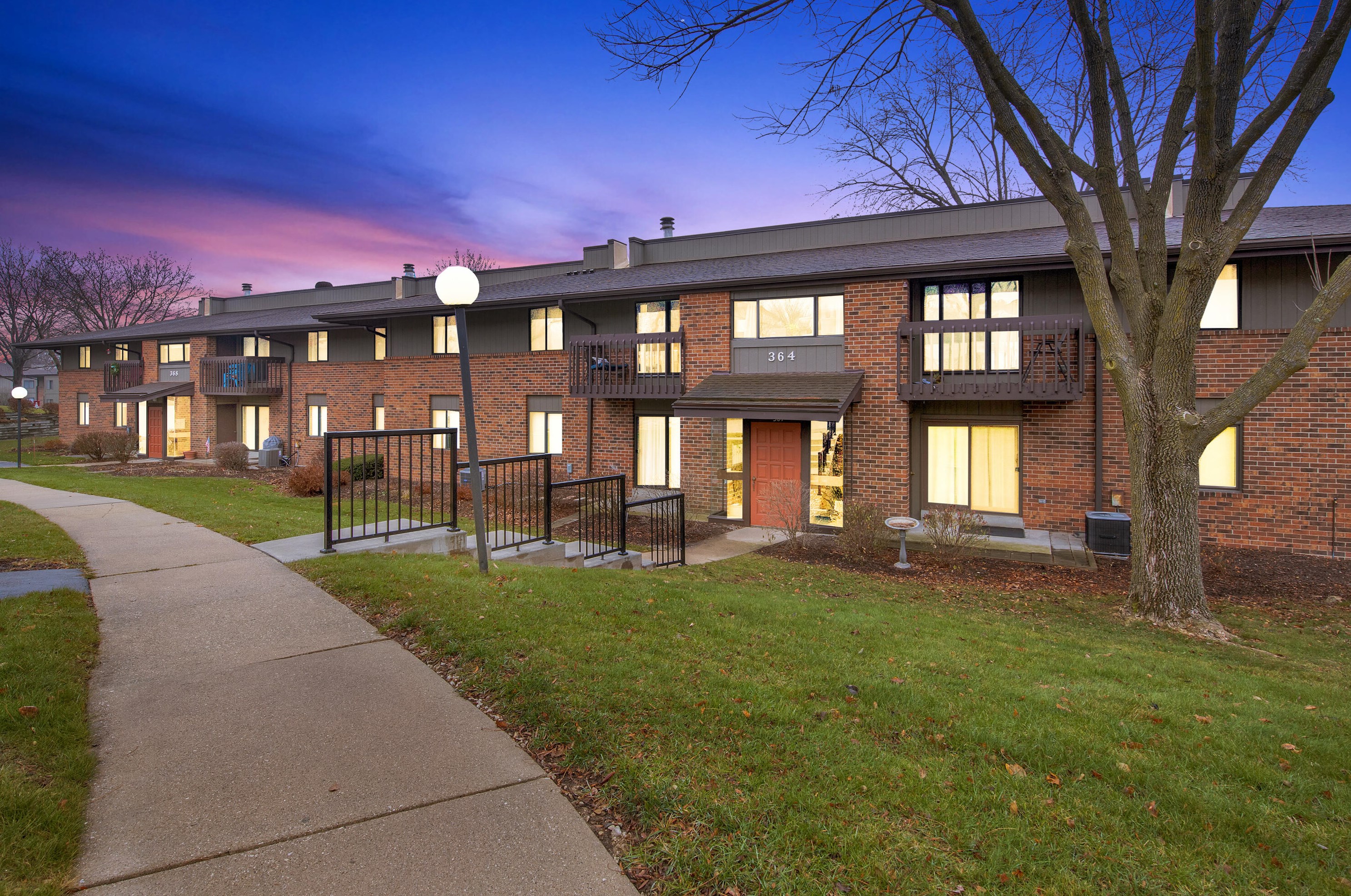 364 Park Hill Dr, Pewaukee, WI 53072-2449