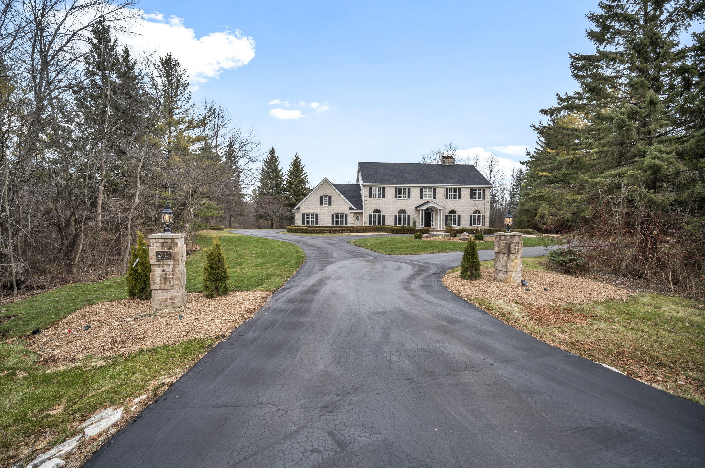2412 W Range Line Terrace, Thiensville, WI 53092