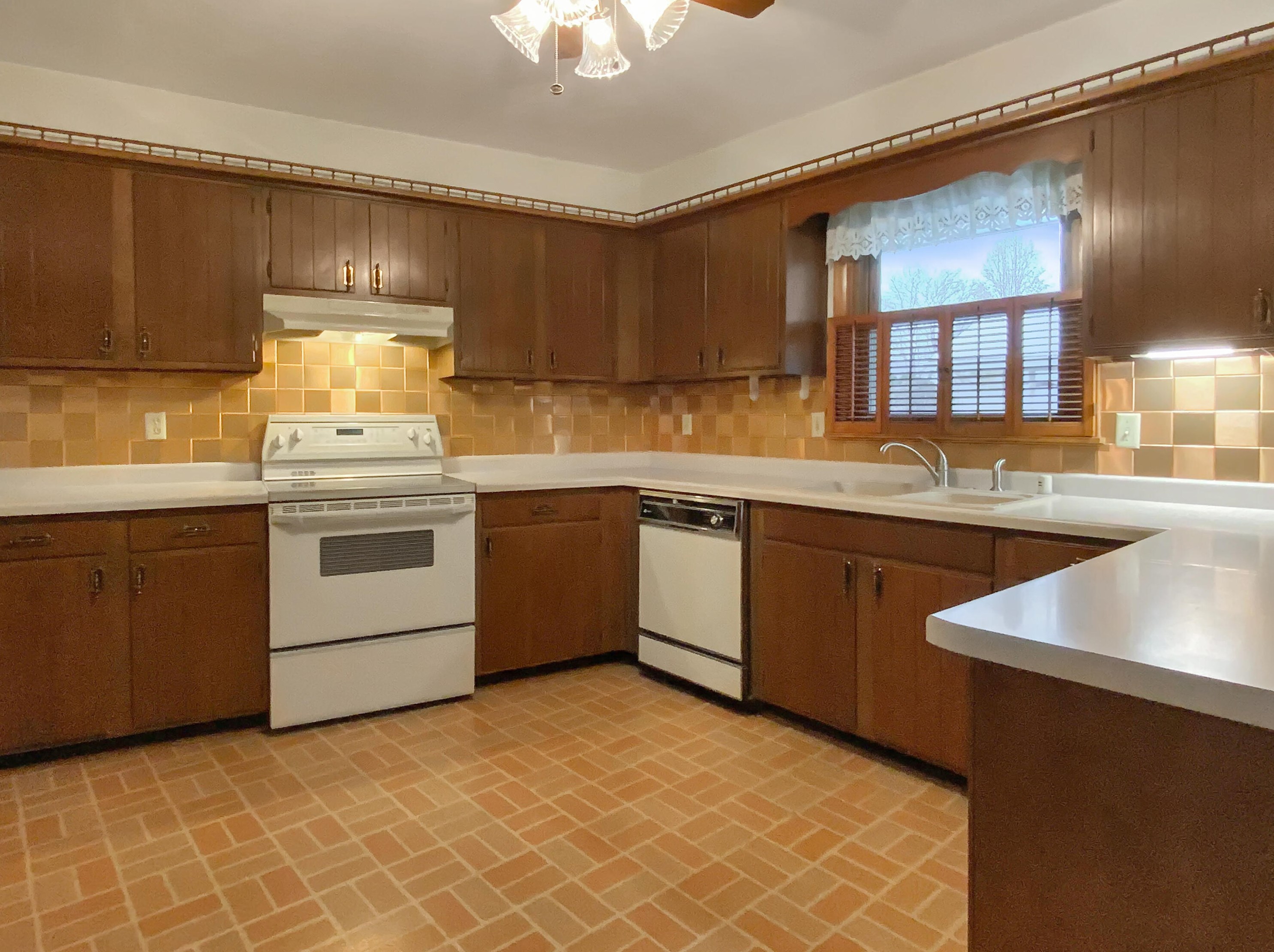 6054 Glenway Ln, Greendale, WI 53129