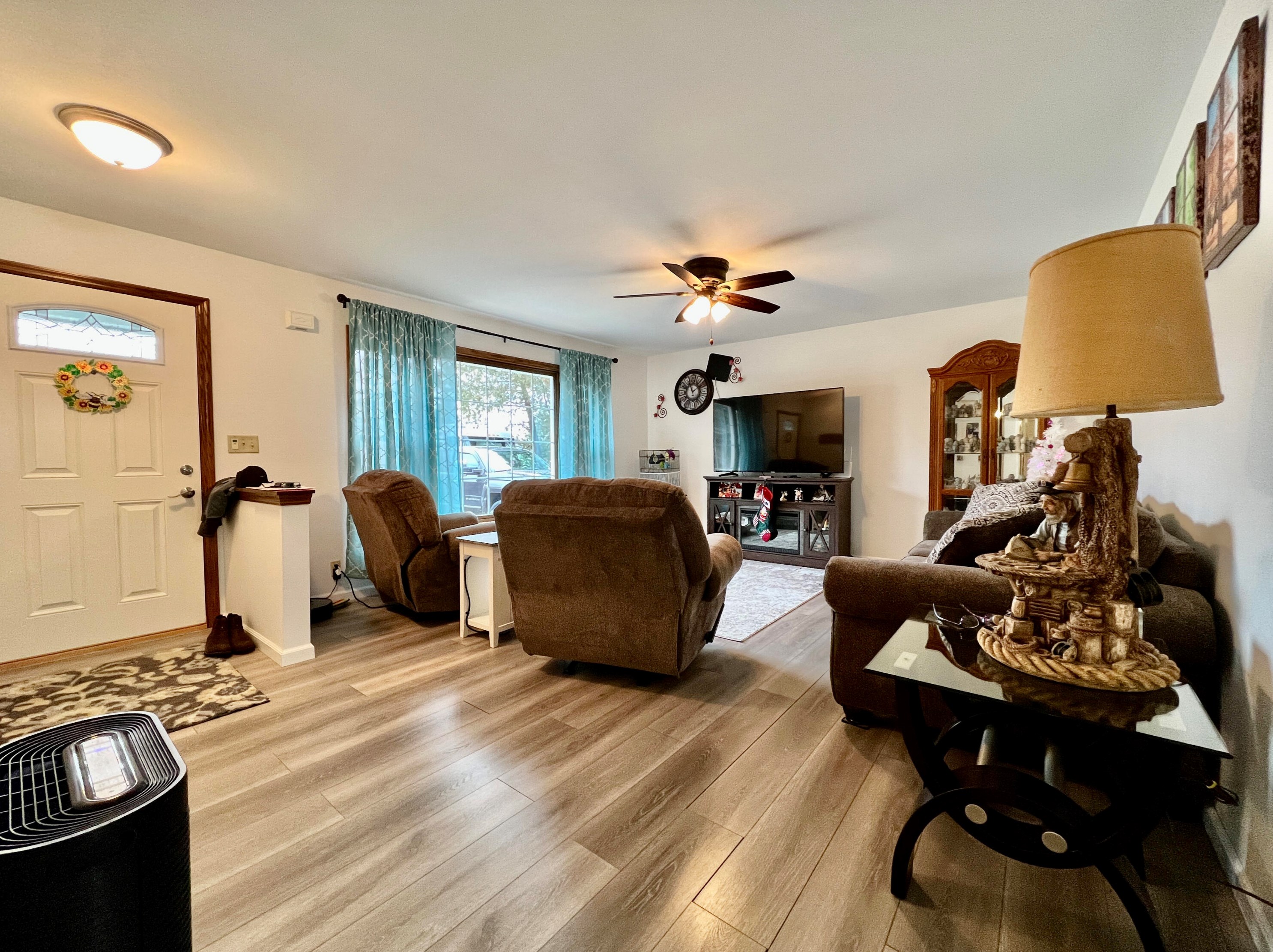 8720 Puetz Rd, Hales Corners, WI 53132-8548