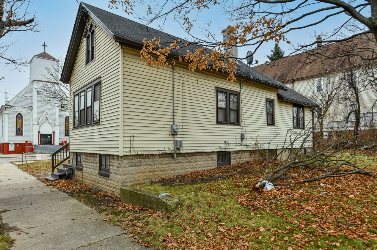 505 Clarke St, Milwaukee WI  53212-2922 exterior