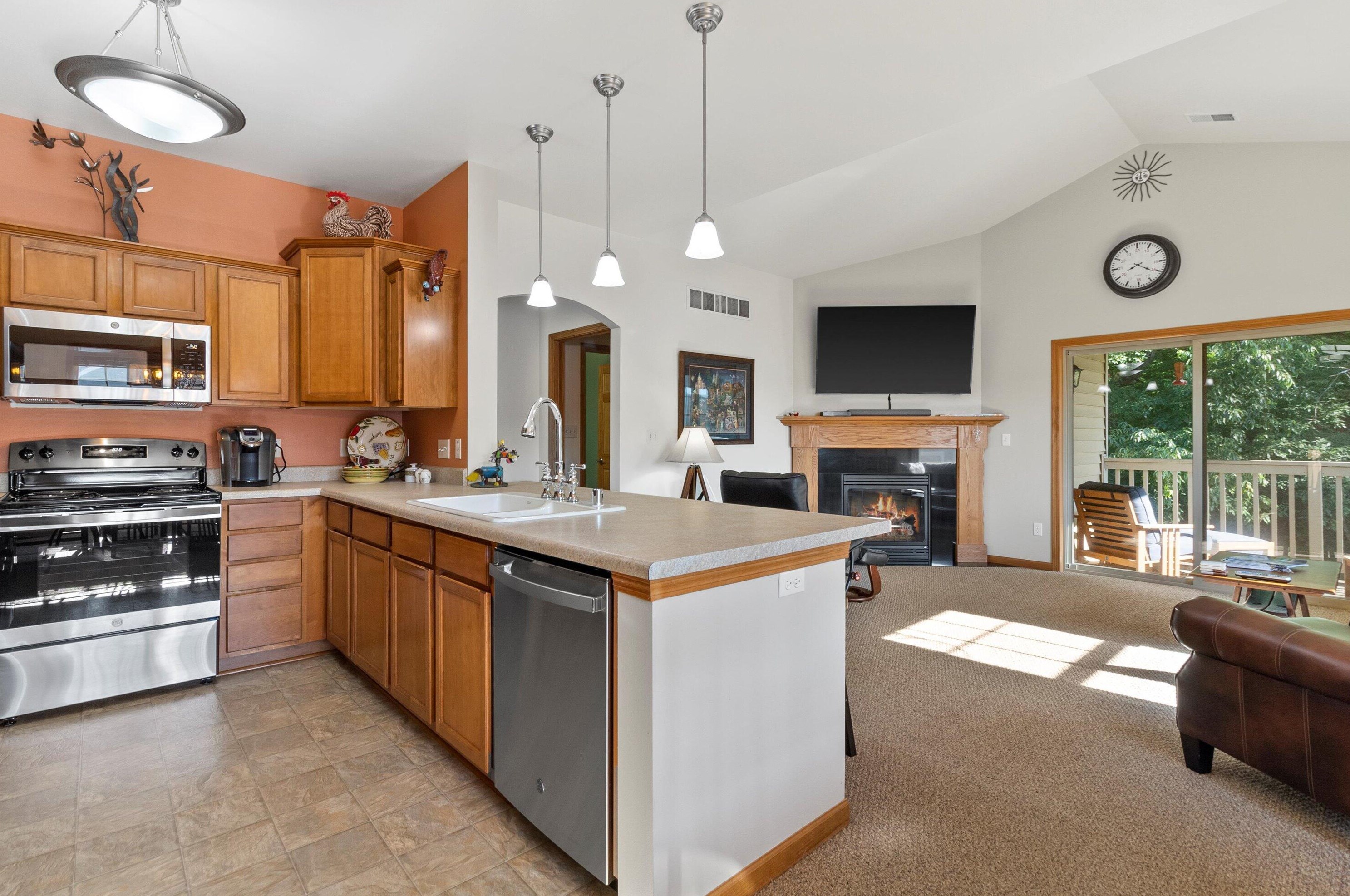 948 Autumn Ridge Ln, Hartford, WI 53027